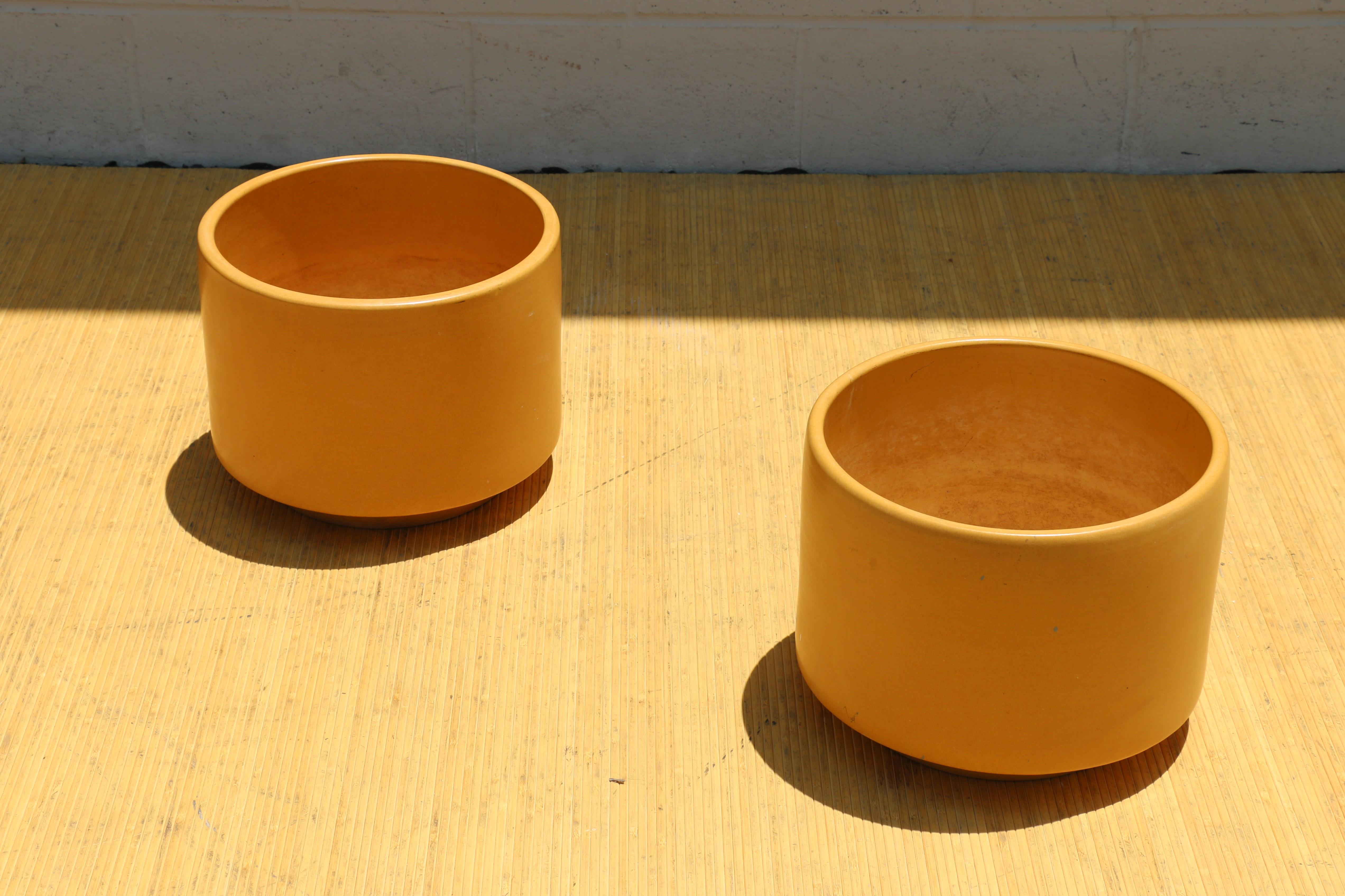 Moderne Paire de jardinières modernes Gainey Art Pottery à glaçure jaune satiné en vente