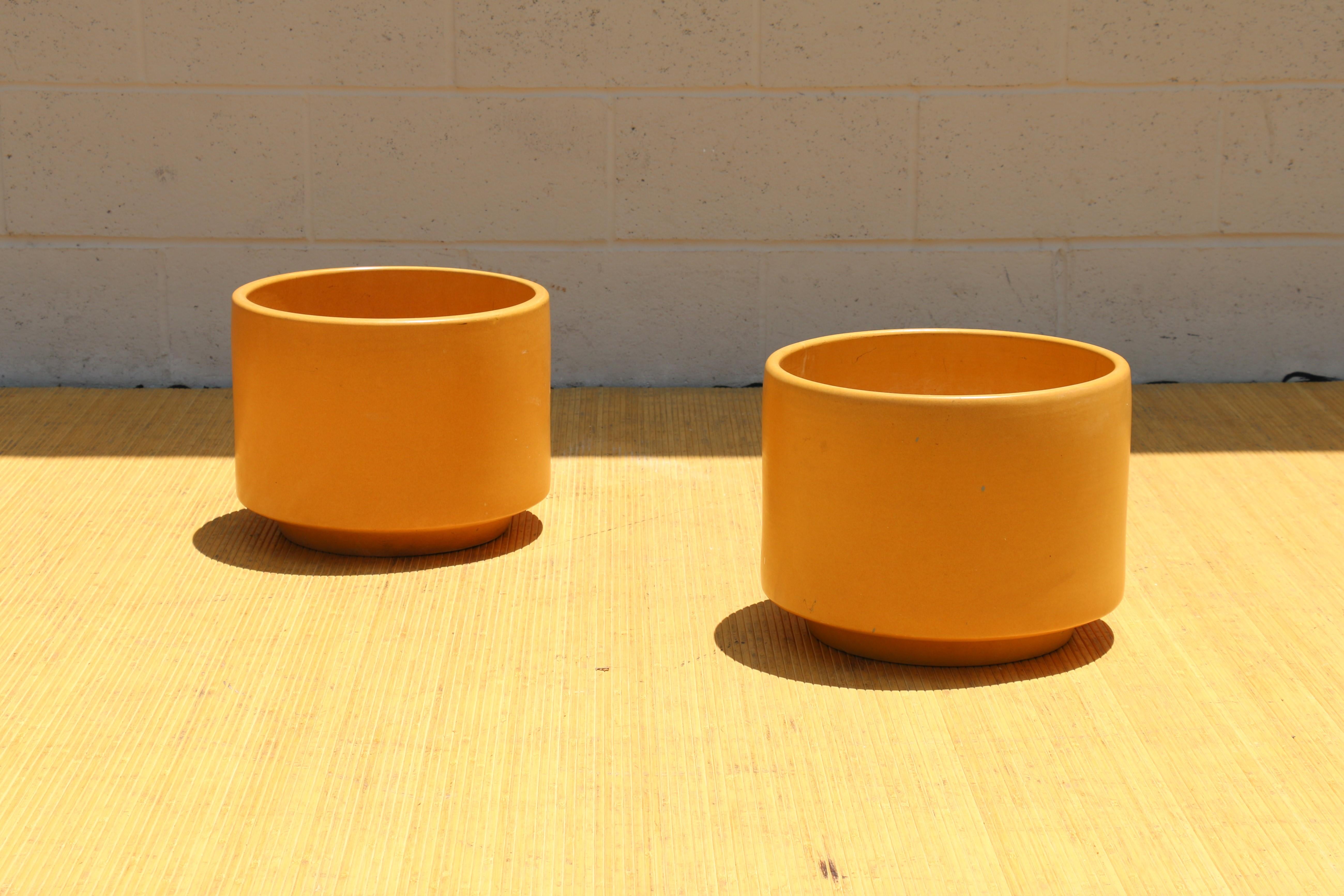 Américain Paire de jardinières modernes Gainey Art Pottery à glaçure jaune satiné en vente