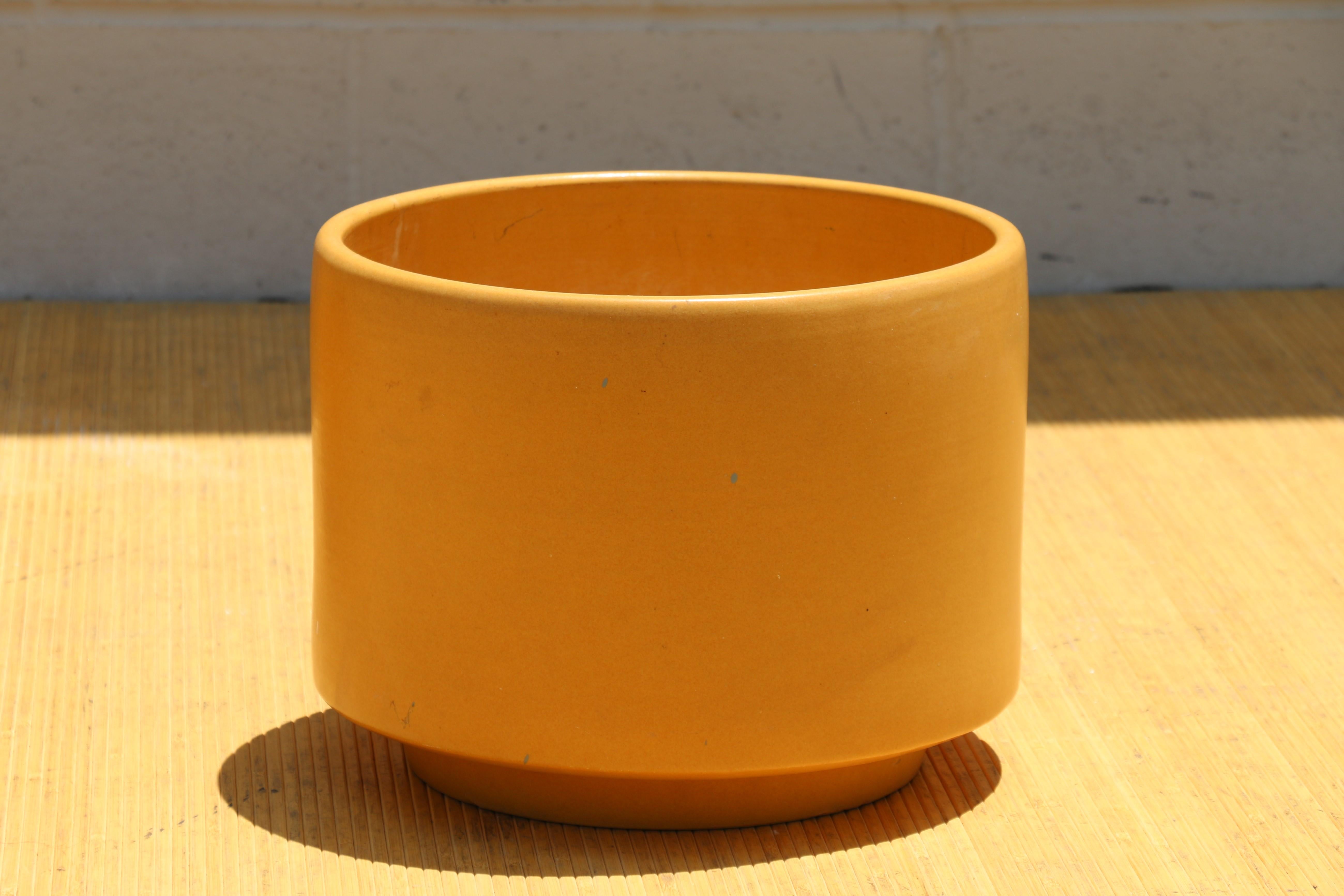 Paire de jardinières modernes Gainey Art Pottery à glaçure jaune satiné Bon état - En vente à North Hollywood, CA