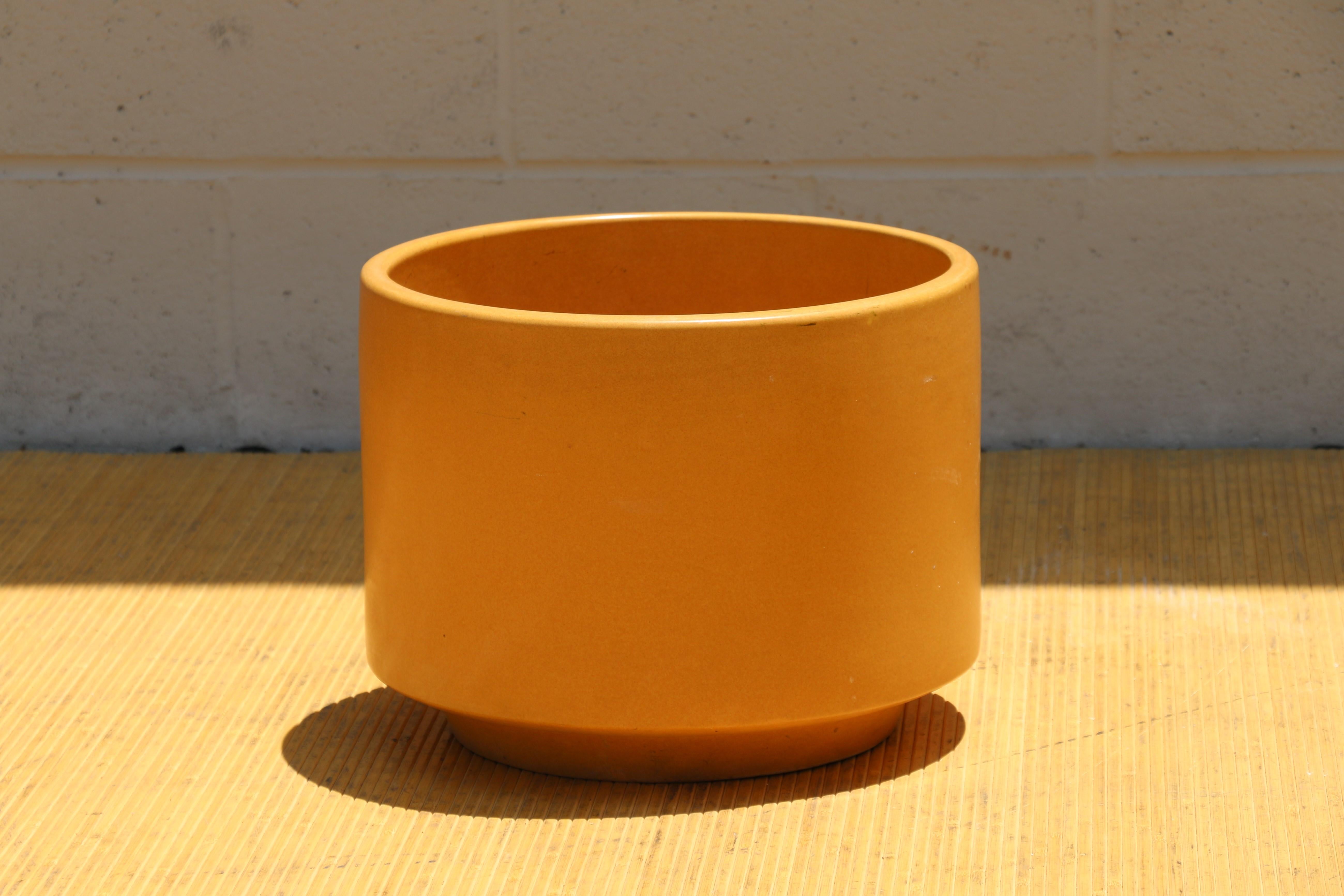 Fin du 20e siècle Paire de jardinières modernes Gainey Art Pottery à glaçure jaune satiné en vente