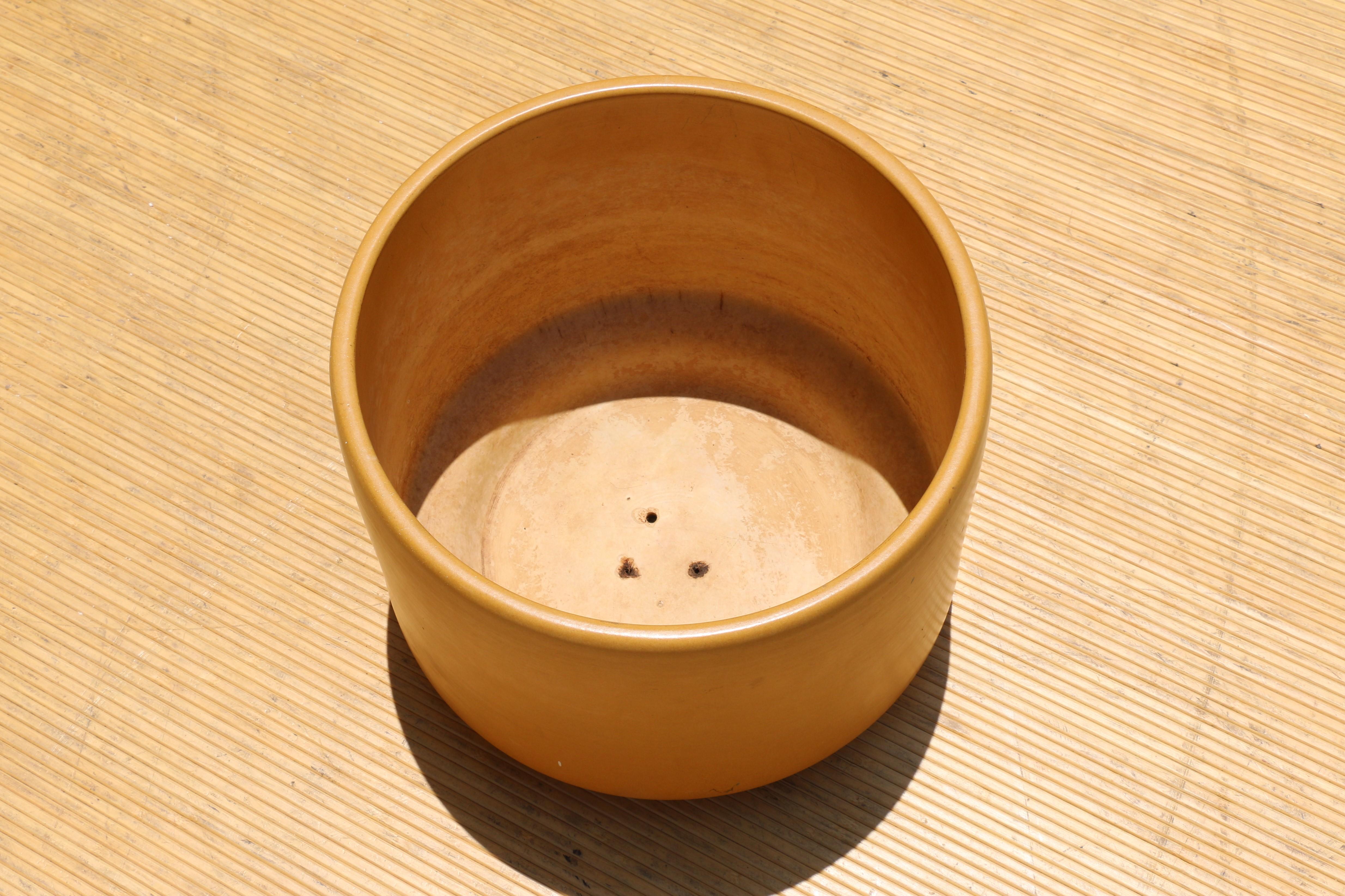 Céramique Paire de jardinières modernes Gainey Art Pottery à glaçure jaune satiné en vente