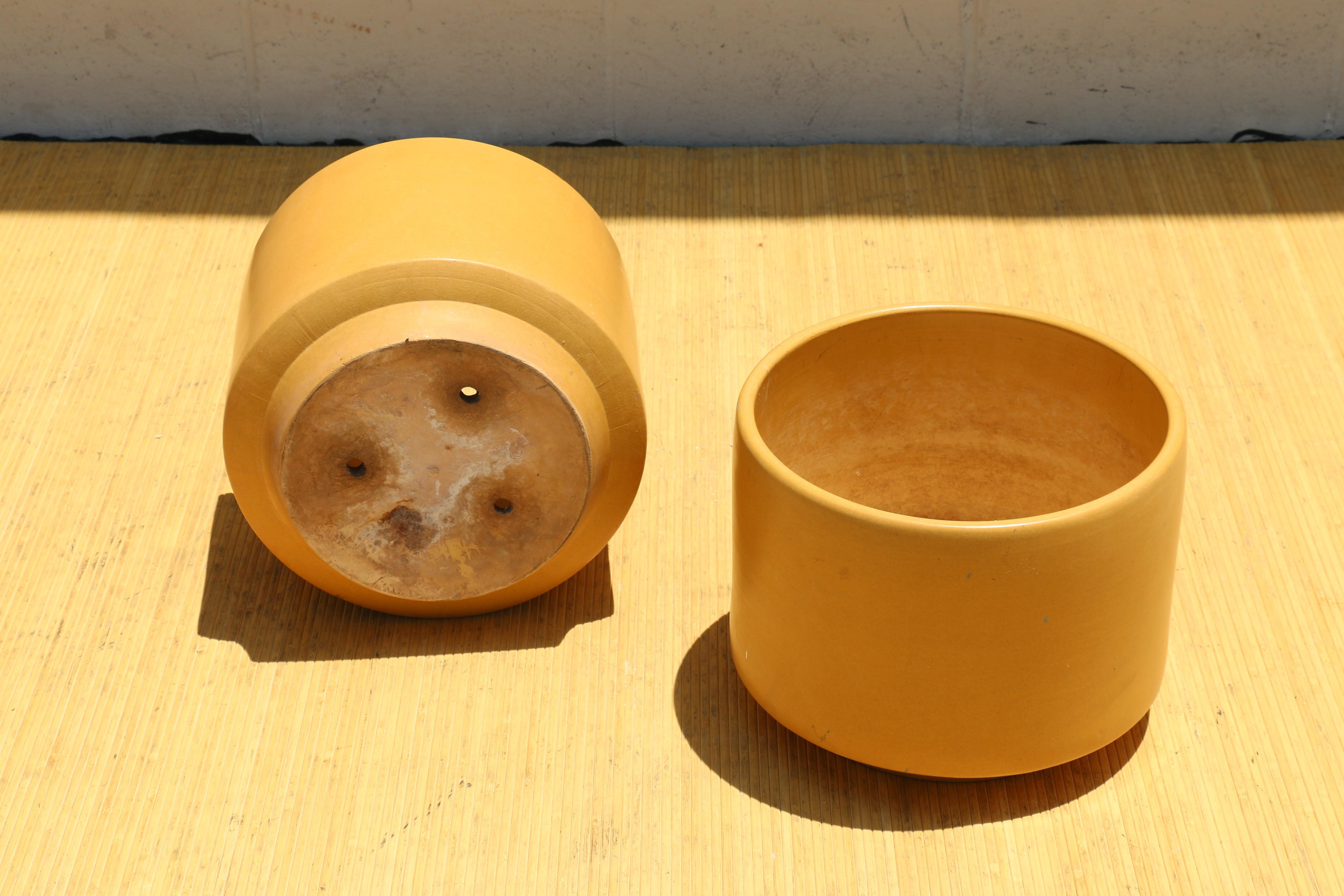 Paire de jardinières modernes Gainey Art Pottery à glaçure jaune satiné en vente 2