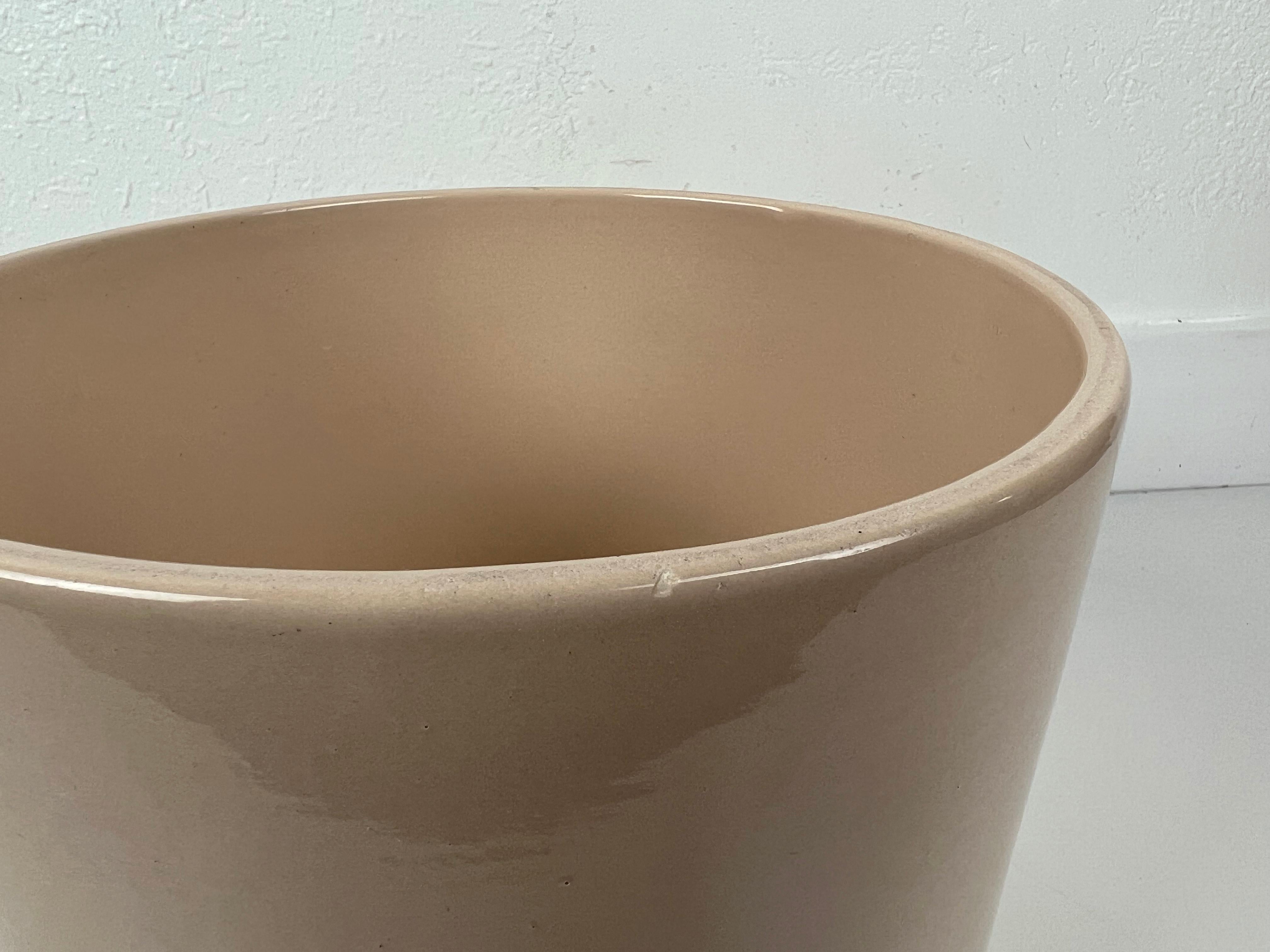 Gainey Ceramics AC9 Beige Planter In Good Condition In Fort Lauderdale, FL