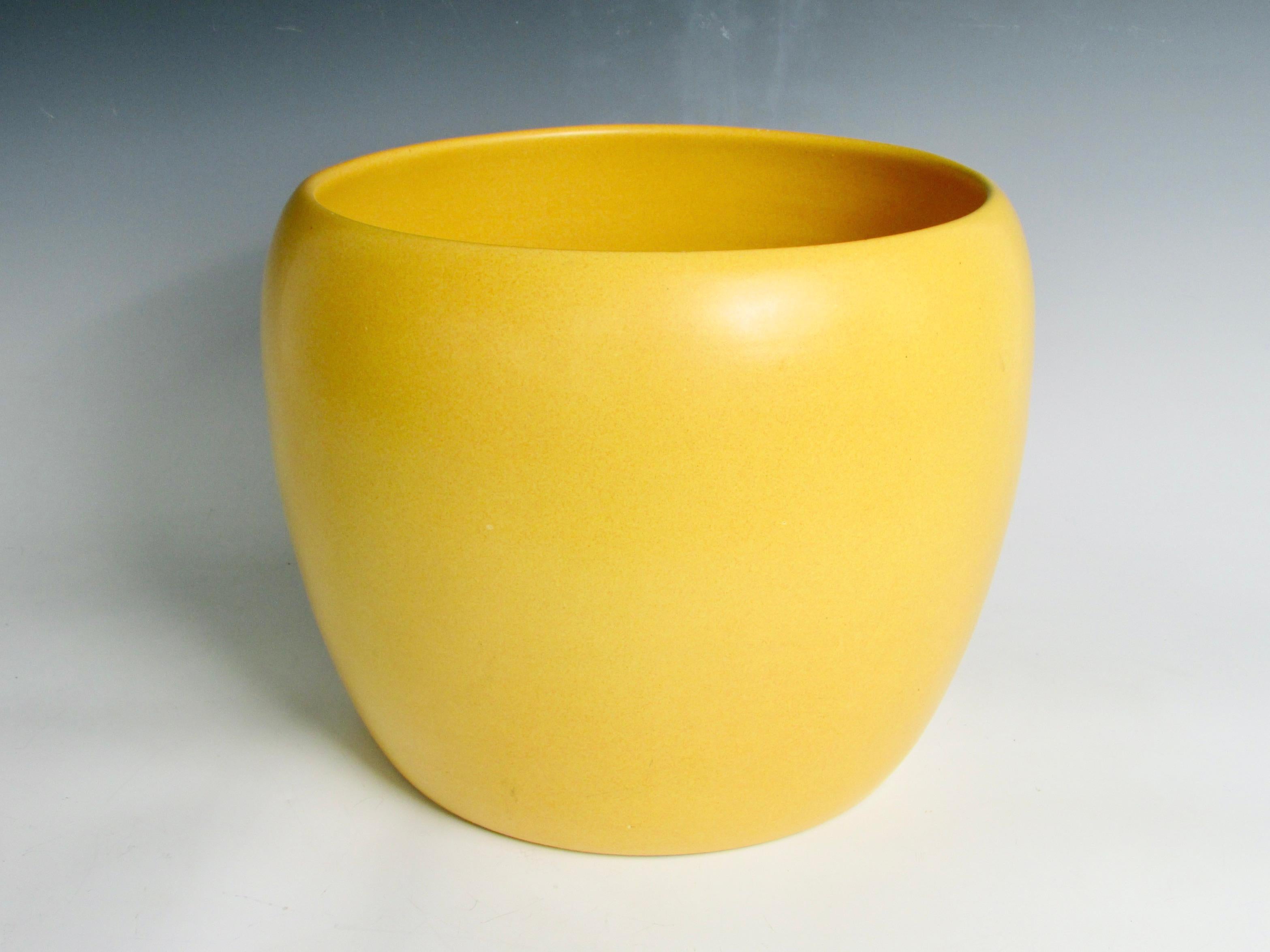 Fine planter pot from Gainey of Laverne California. Nice form, warm ochre matte glaze and excellent condition.