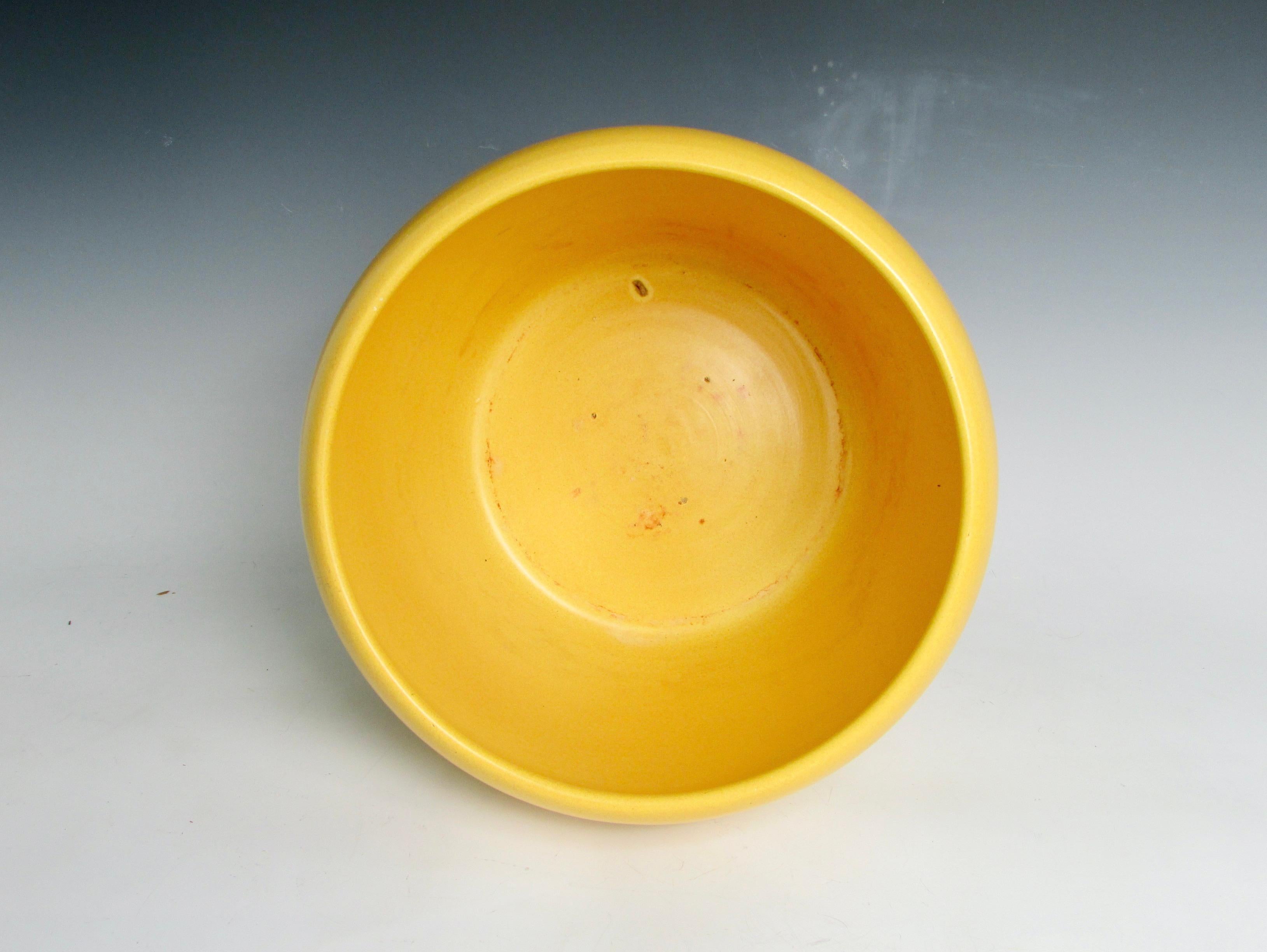 Pot de jardinière Gainey Laverne Californie en ocre dorée émaillée mate en vente 1