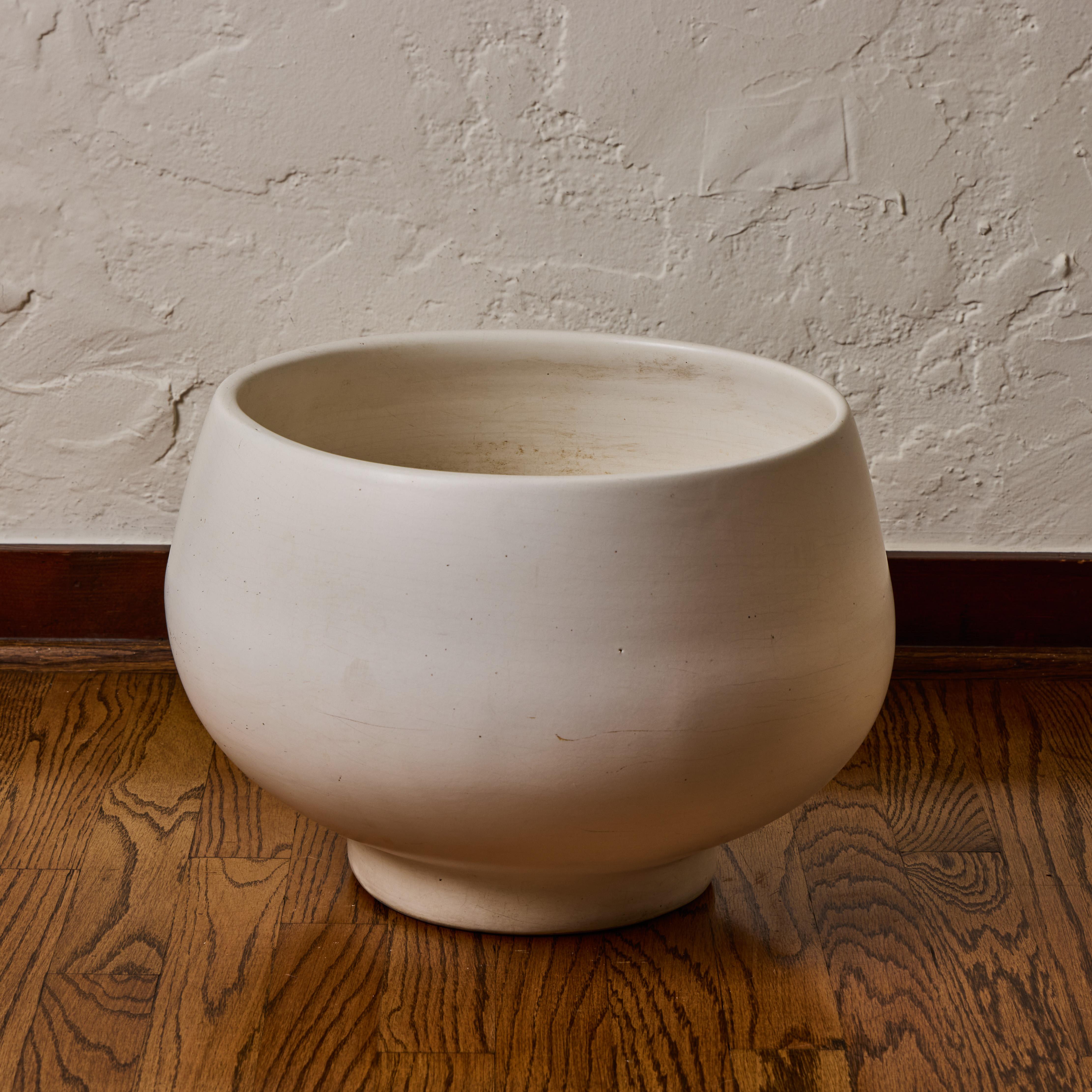 Mid-Century Modern Jardinière Gainey en céramique émaillée blanc mat, circa 2000s en vente