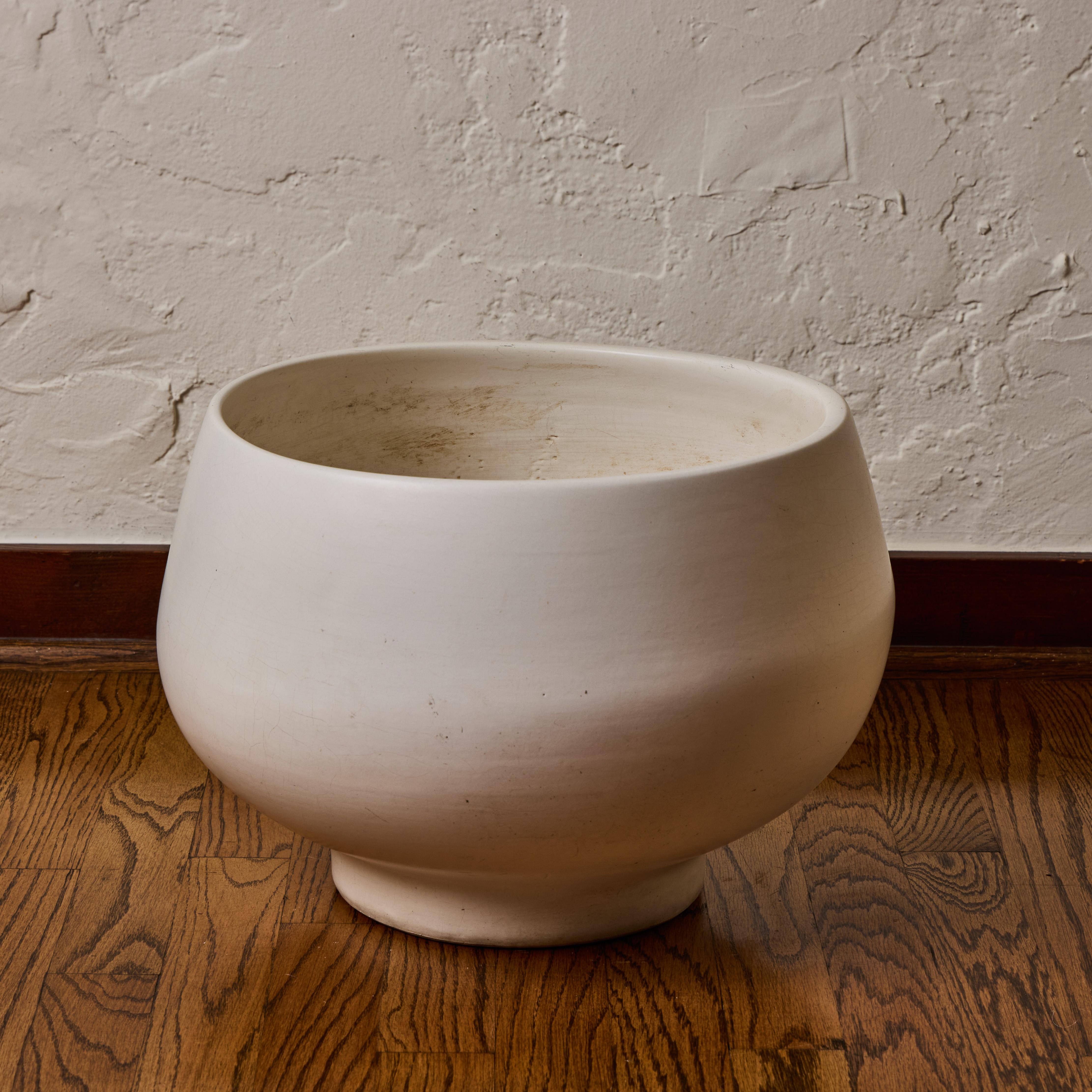 Vernissé Jardinière Gainey en céramique émaillée blanc mat, circa 2000s en vente
