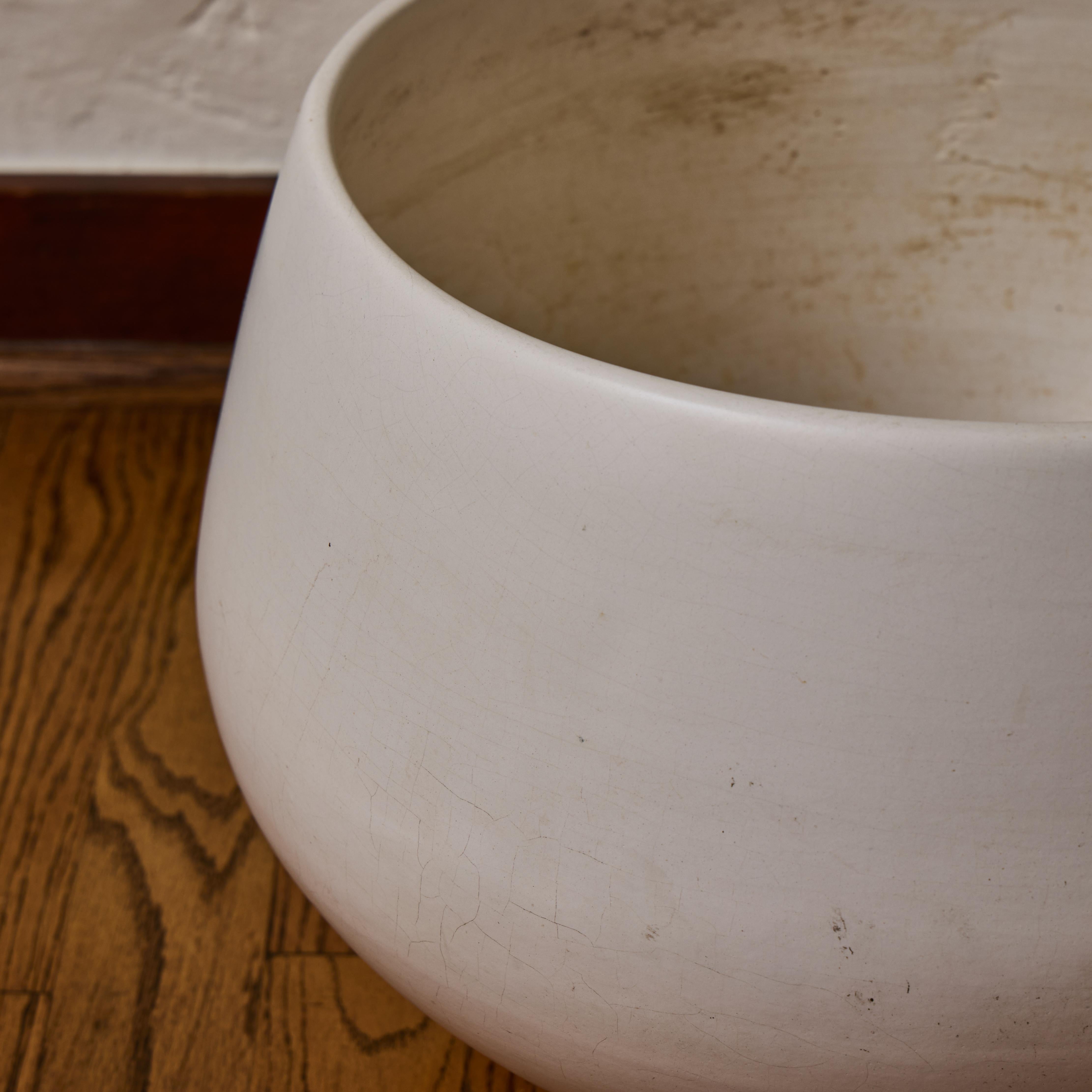 XXIe siècle et contemporain Jardinière Gainey en céramique émaillée blanc mat, circa 2000s en vente