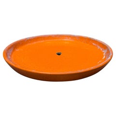 Piatto arancione per fioriera Gainey Pottery Mid-Century Modern Piatto arancione per fioriera Gainey Pottery Mid-Century Modern