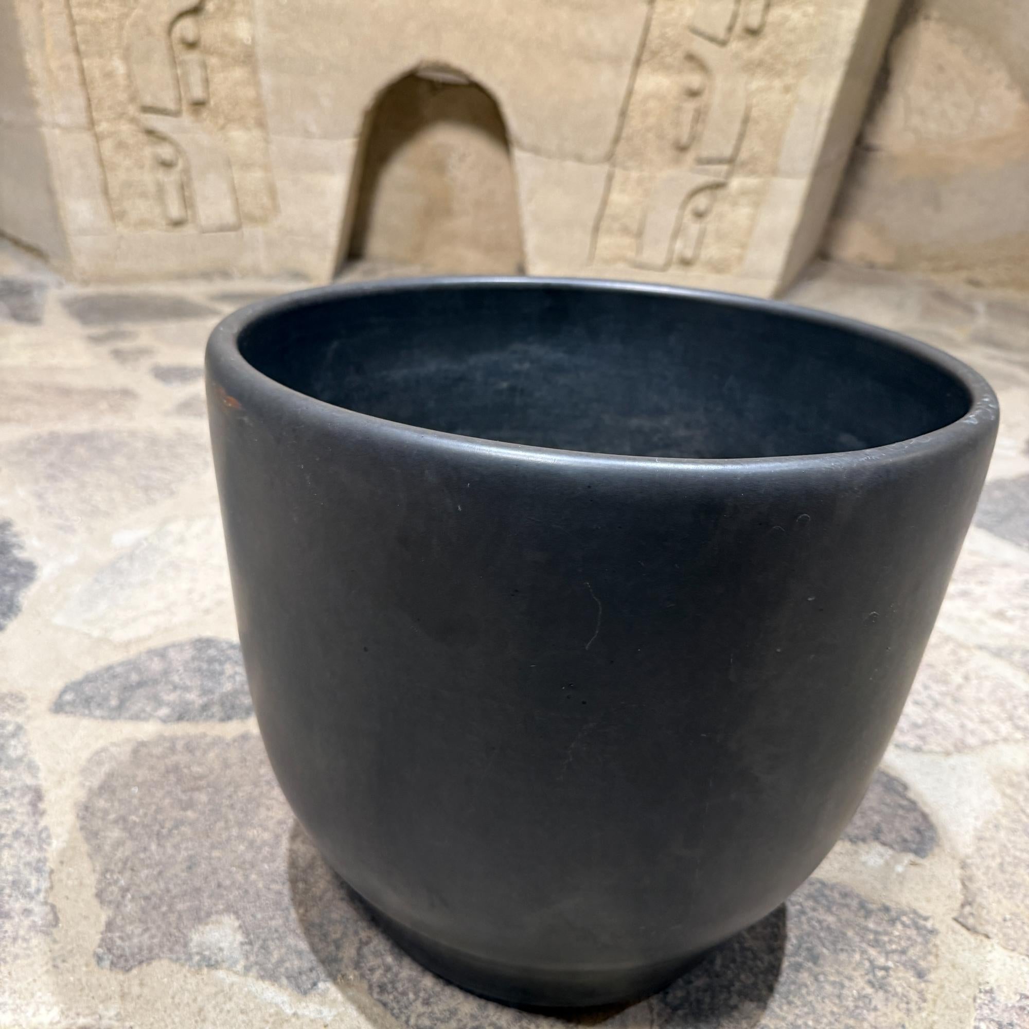 Gainey Weißes Pflanzgefäß Mid Century Modern Satinierte Eiform Schwarz im Angebot 2