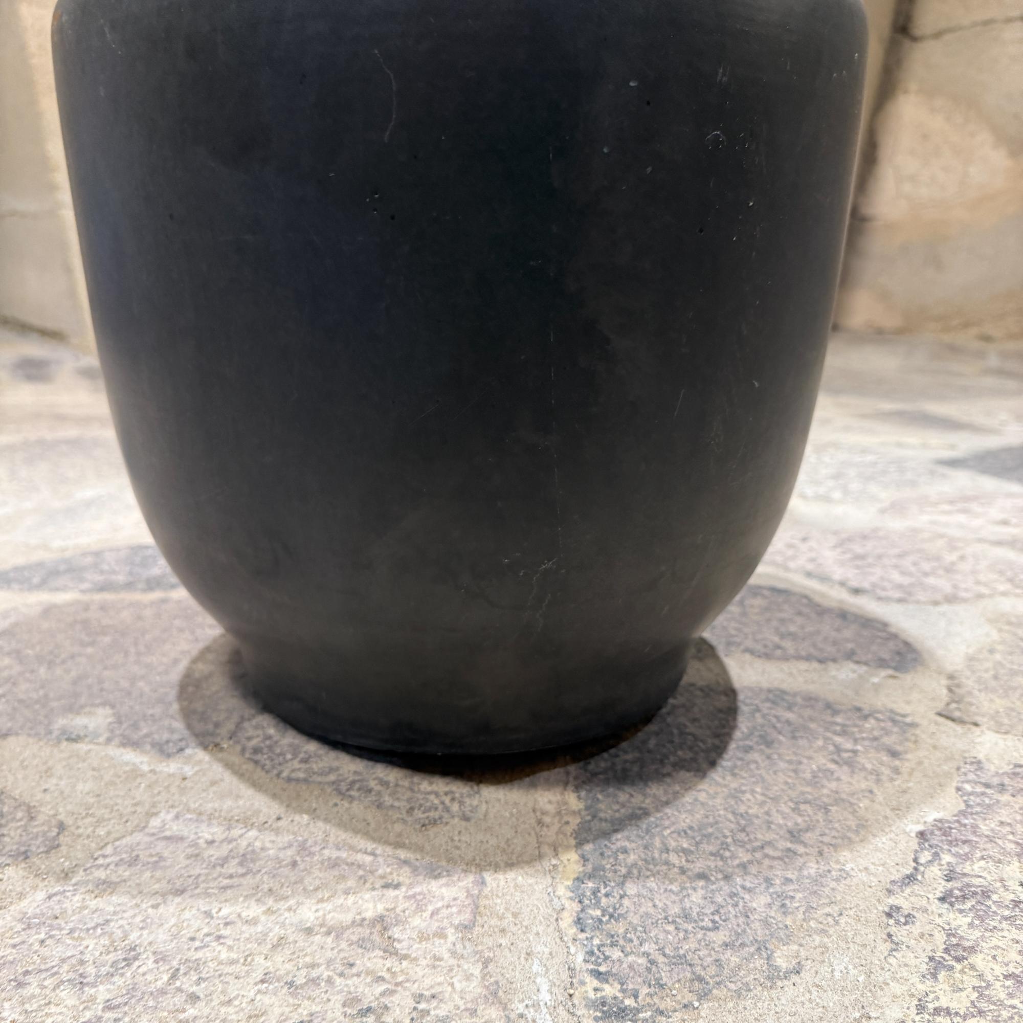 Gainey Weißes Pflanzgefäß Mid Century Modern Satinierte Eiform Schwarz im Angebot 3