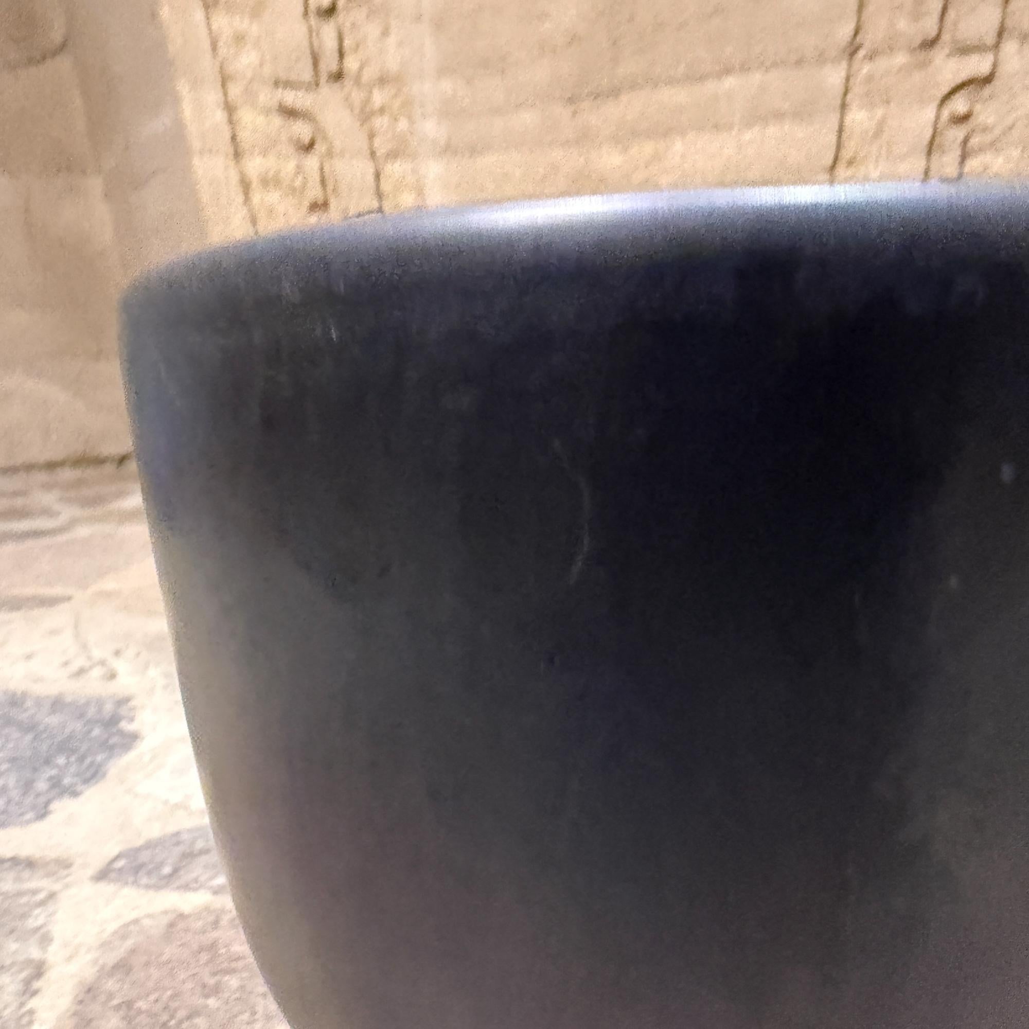 Gainey Weißes Pflanzgefäß Mid Century Modern Satinierte Eiform Schwarz im Angebot 4