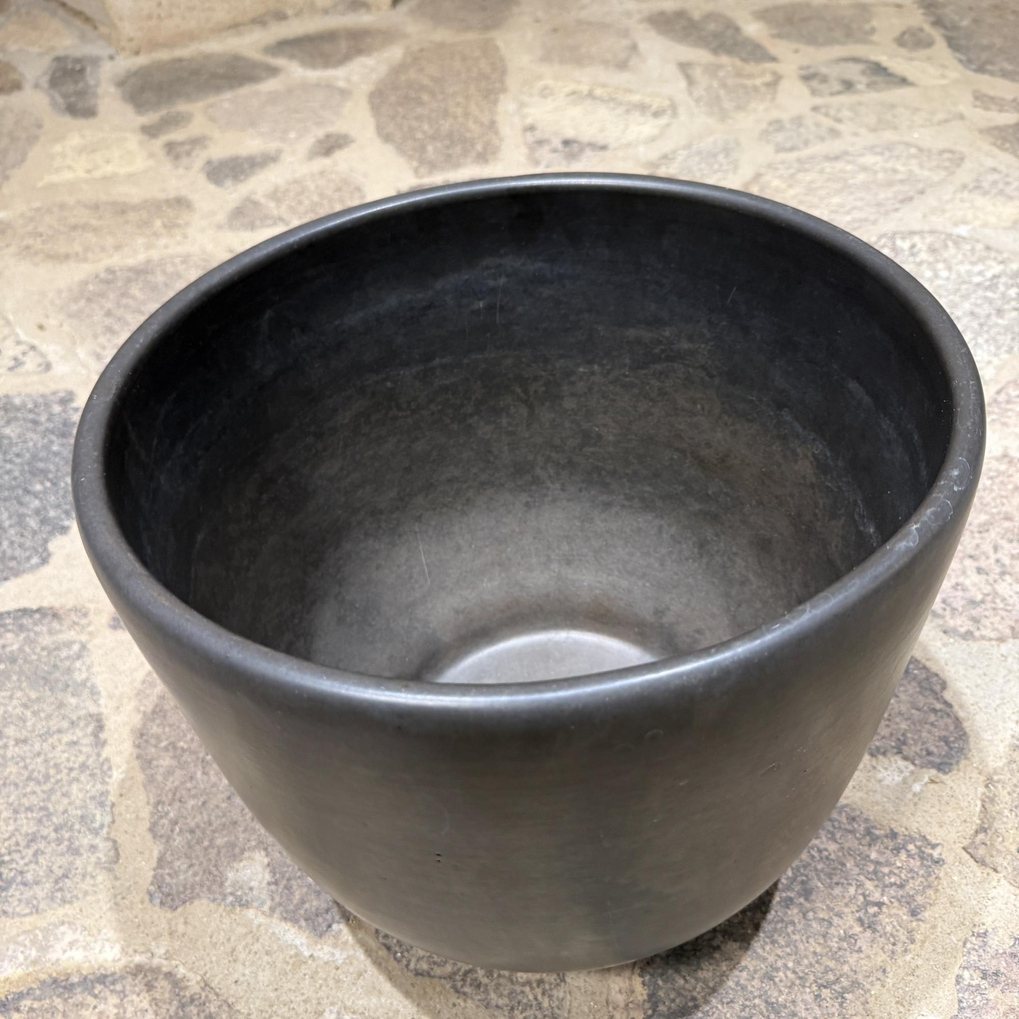 Gainey Weißes Pflanzgefäß Mid Century Modern Satinierte Eiform Schwarz im Angebot 5