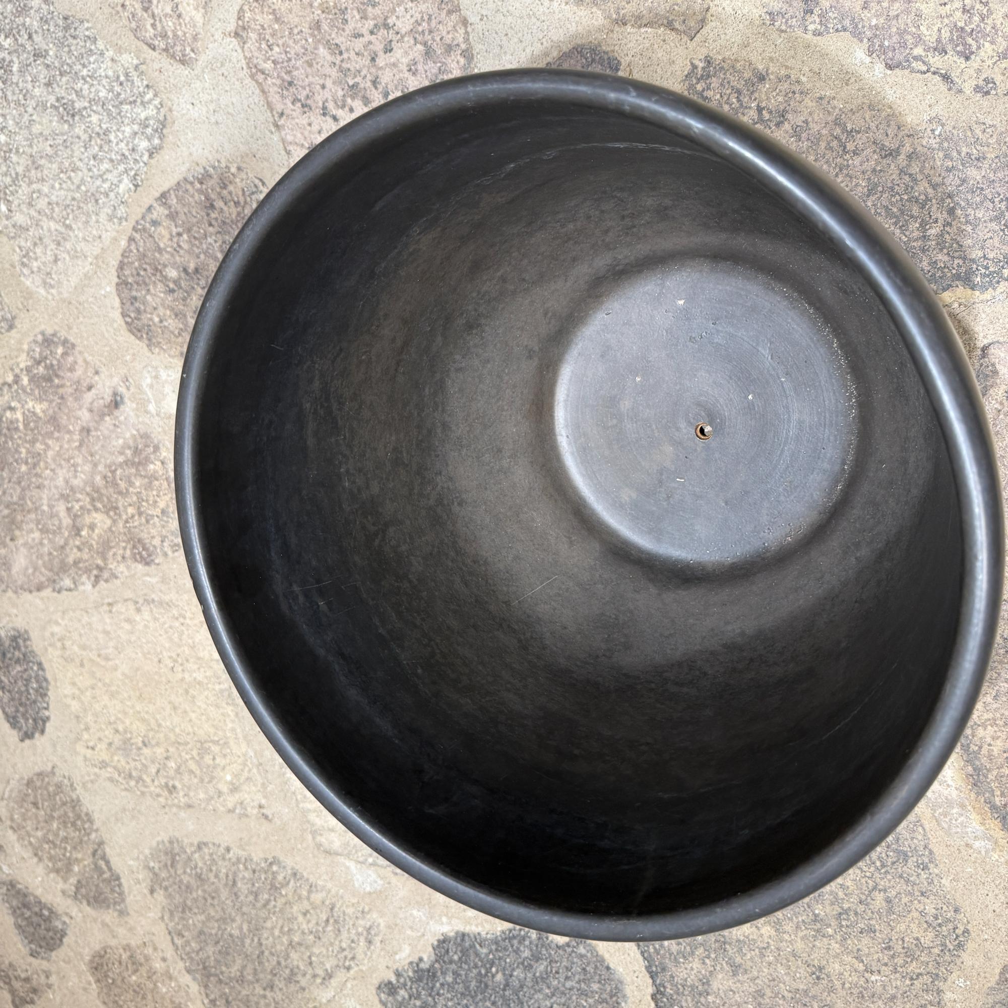 Gainey Weißes Pflanzgefäß Mid Century Modern Satinierte Eiform Schwarz im Angebot 6