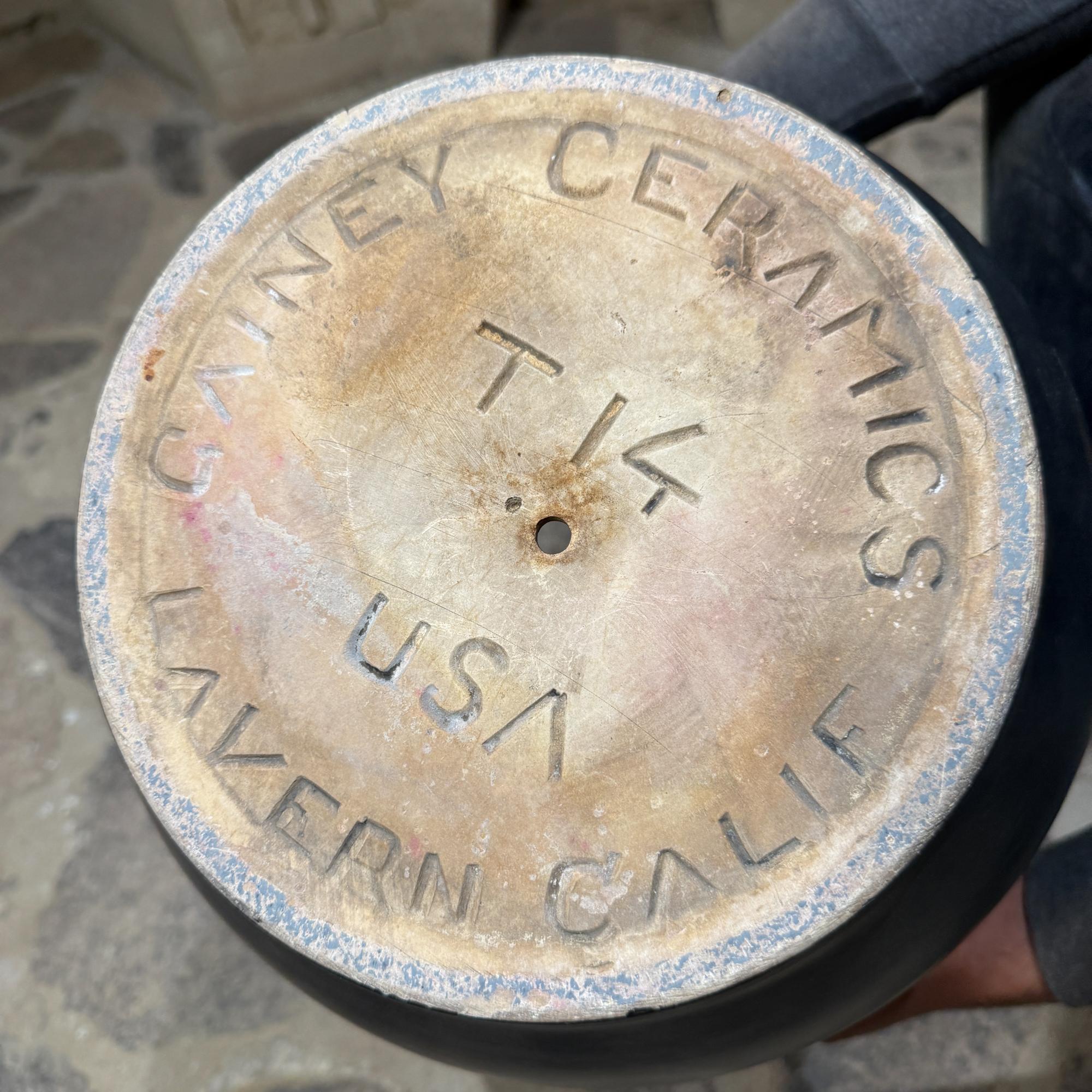 Gainey Weißes Pflanzgefäß Mid Century Modern Satinierte Eiform Schwarz im Angebot 7