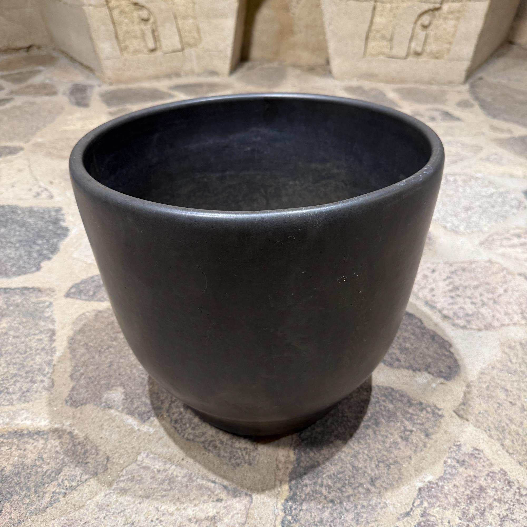 Gainey Weißes Pflanzgefäß Mid Century Modern Satinierte Eiform Schwarz (Moderne der Mitte des Jahrhunderts) im Angebot