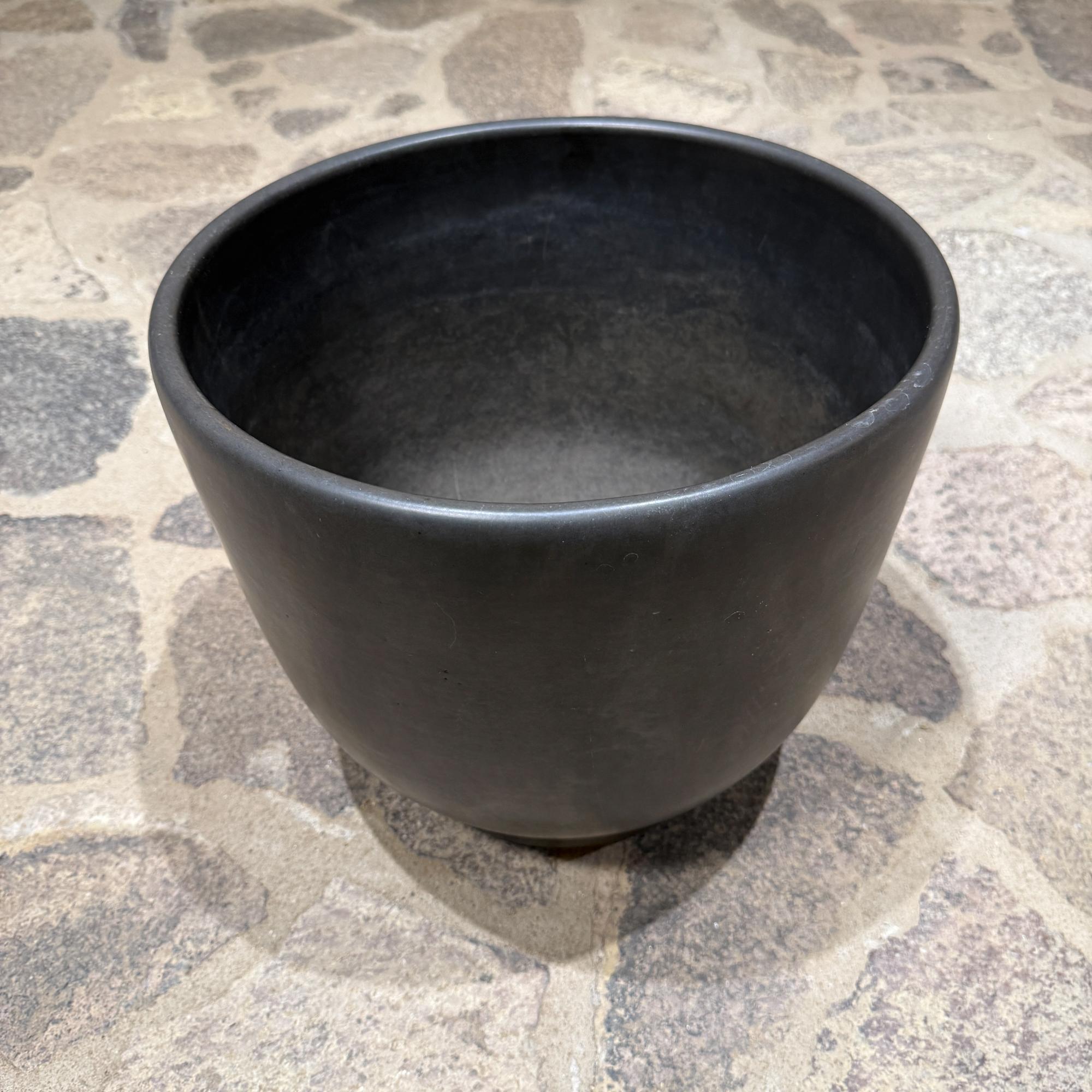 Gainey Weißes Pflanzgefäß Mid Century Modern Satinierte Eiform Schwarz (amerikanisch) im Angebot