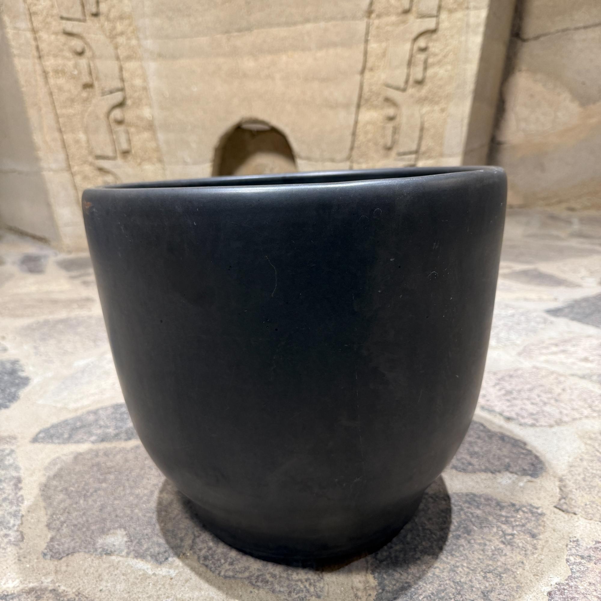 Gainey Weißes Pflanzgefäß Mid Century Modern Satinierte Eiform Schwarz (Glasiert) im Angebot