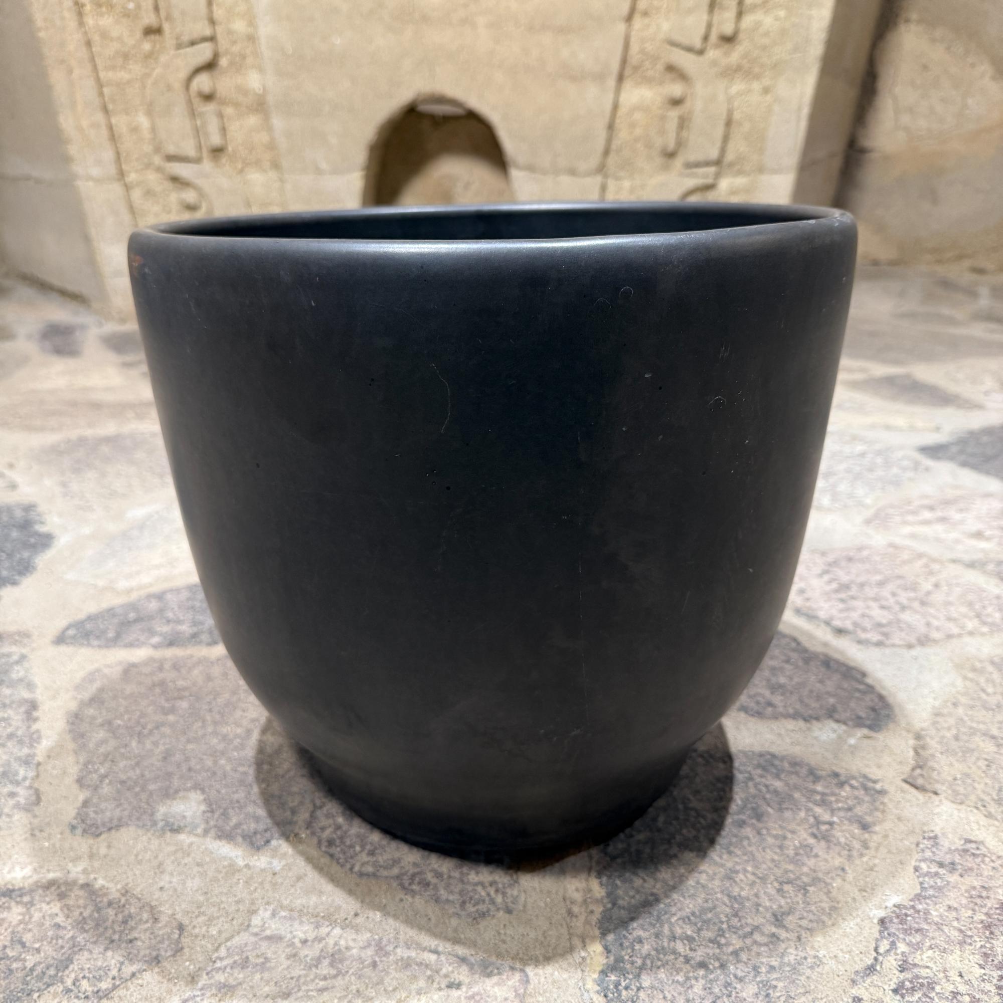 Gainey Weißes Pflanzgefäß Mid Century Modern Satinierte Eiform Schwarz im Zustand „Gut“ im Angebot in Chula Vista, CA