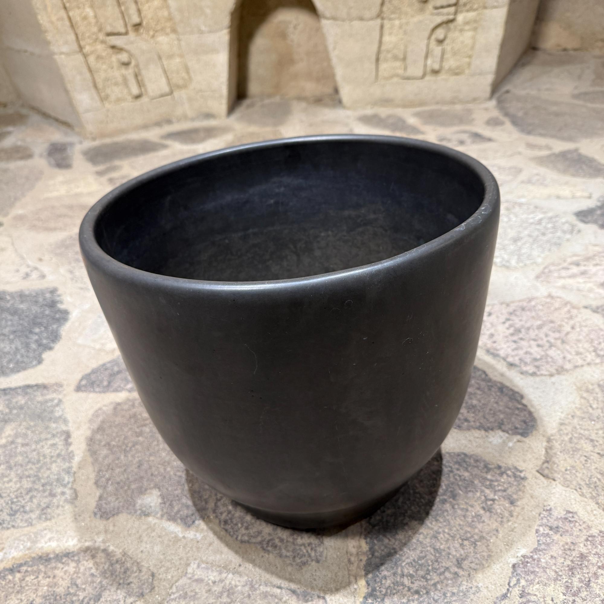 Gainey Weißes Pflanzgefäß Mid Century Modern Satinierte Eiform Schwarz (Mitte des 20. Jahrhunderts) im Angebot