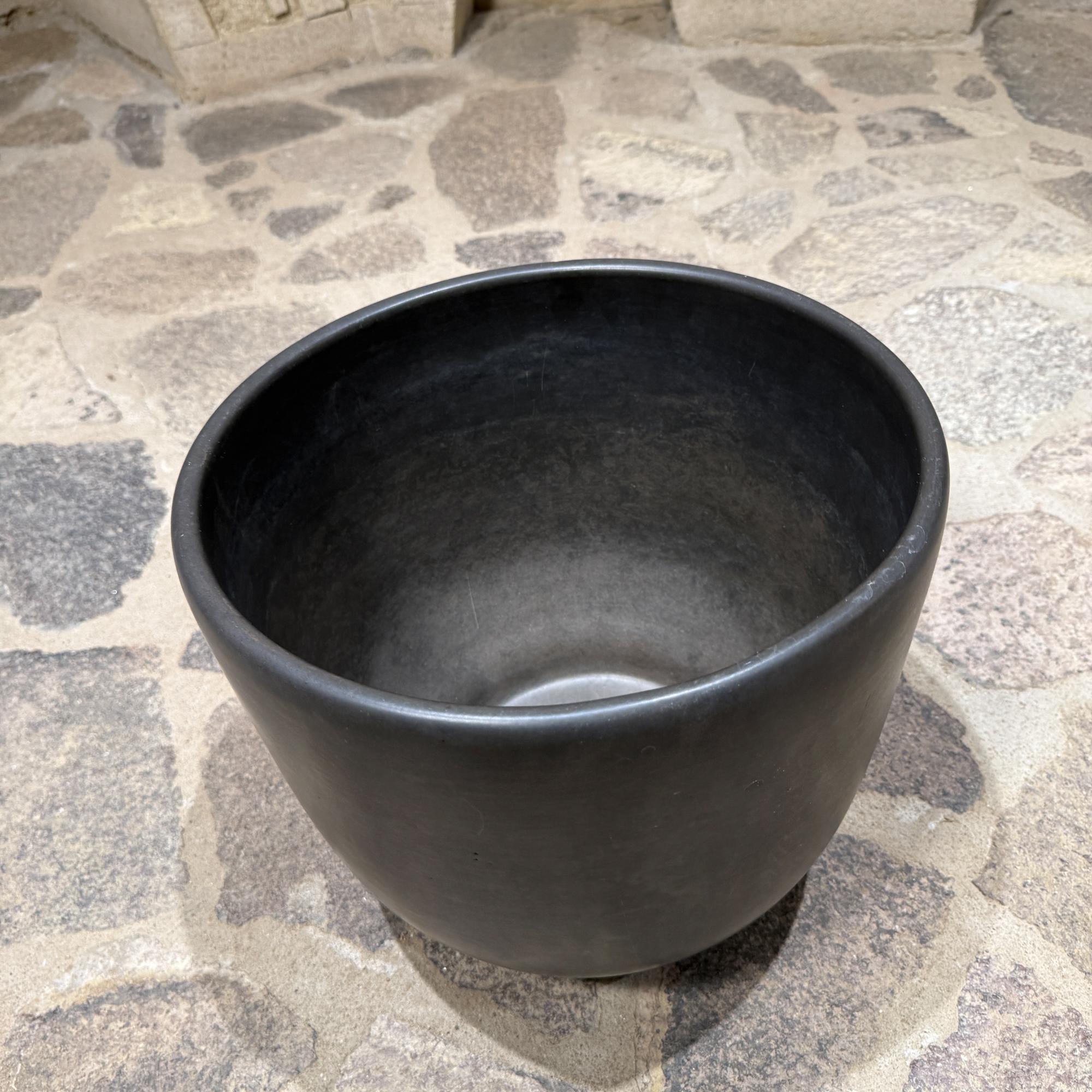 Gainey Weißes Pflanzgefäß Mid Century Modern Satinierte Eiform Schwarz (Töpferwaren) im Angebot