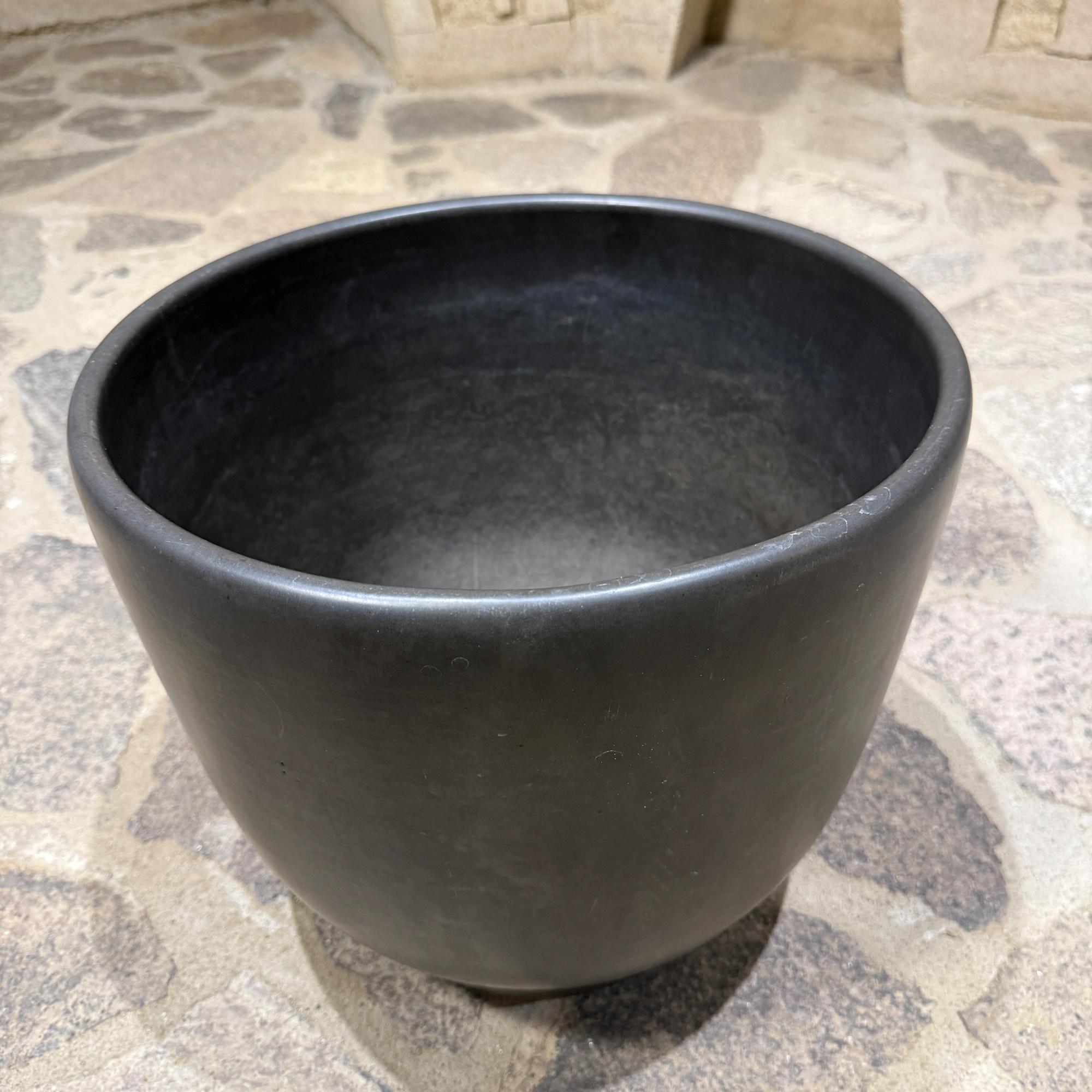 Gainey Weißes Pflanzgefäß Mid Century Modern Satinierte Eiform Schwarz im Angebot 1