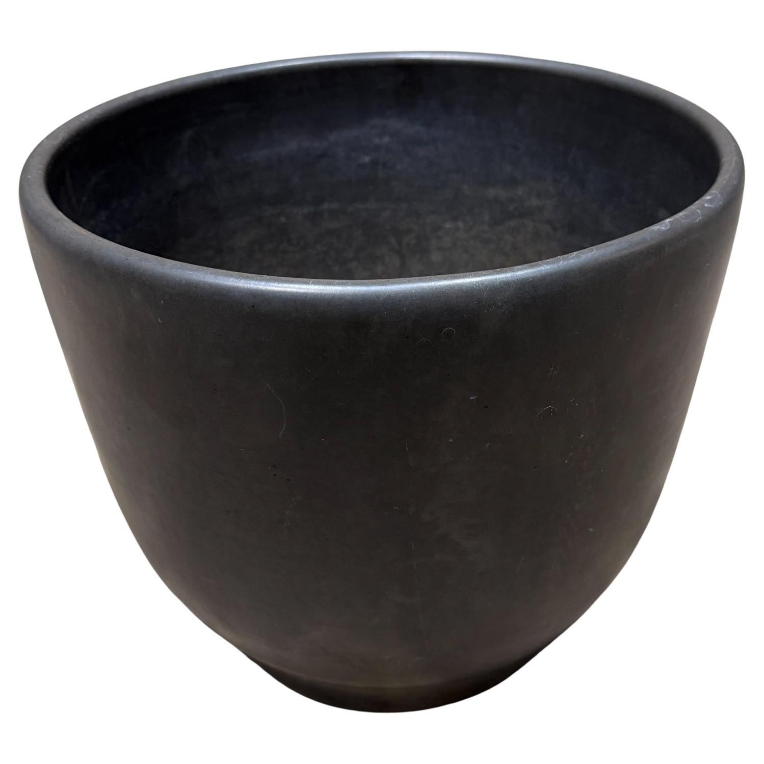 Gainey Weißes Pflanzgefäß Mid Century Modern Satinierte Eiform Schwarz