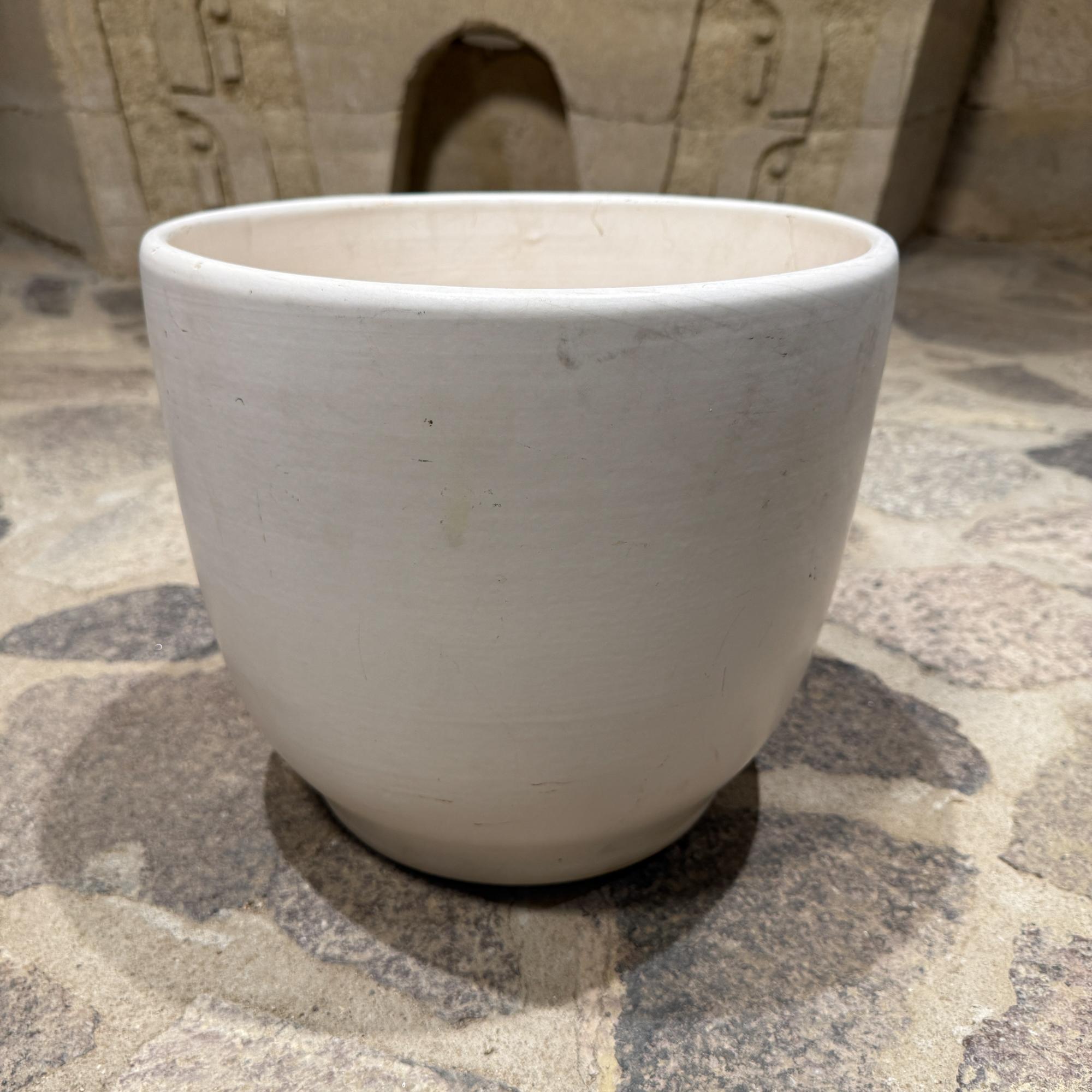 Gainey Weißes Pflanzgefäß Mid Century Modern Satinierte Eiform (Moderne der Mitte des Jahrhunderts) im Angebot