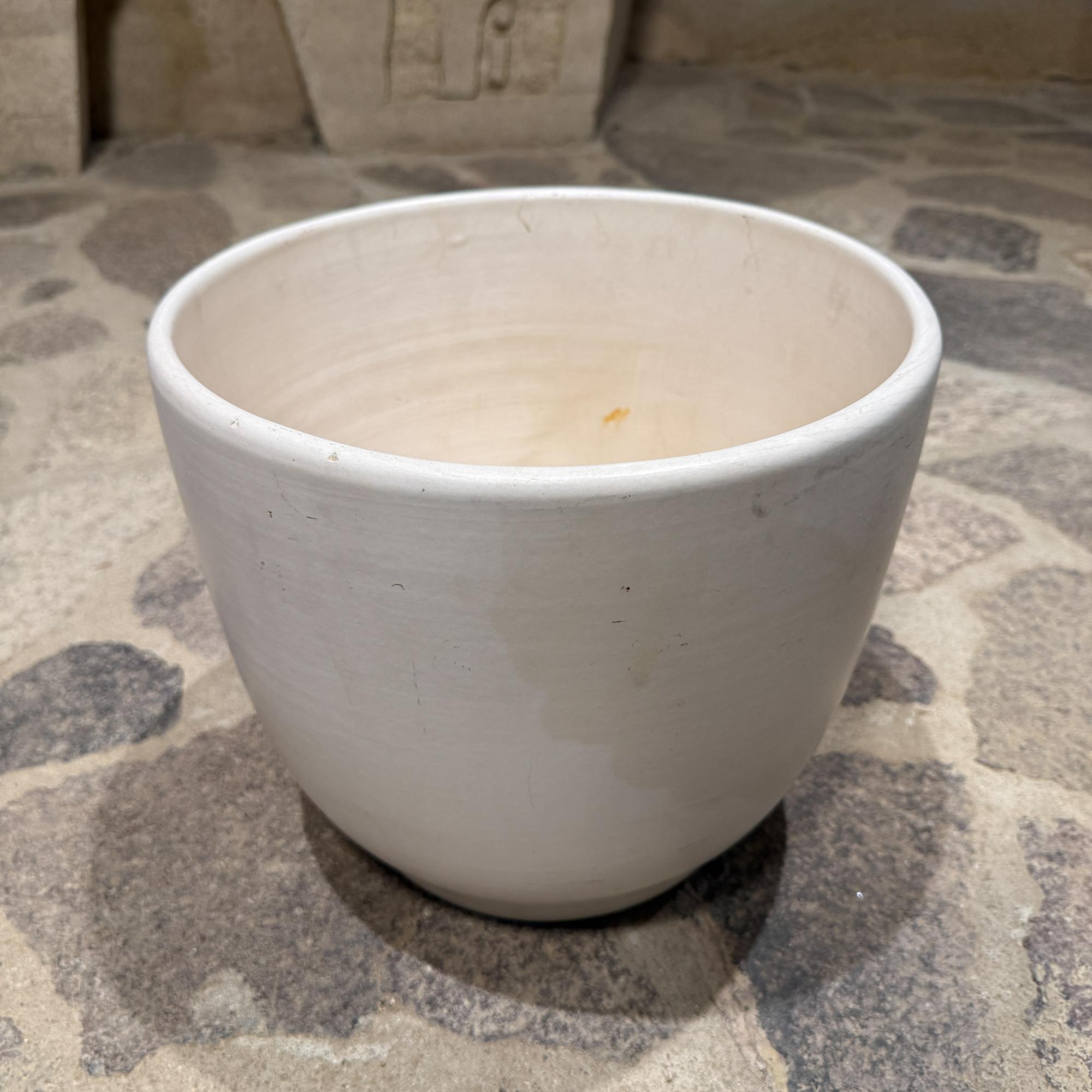 Gainey Weißes Pflanzgefäß Mid Century Modern Satinierte Eiform (amerikanisch) im Angebot