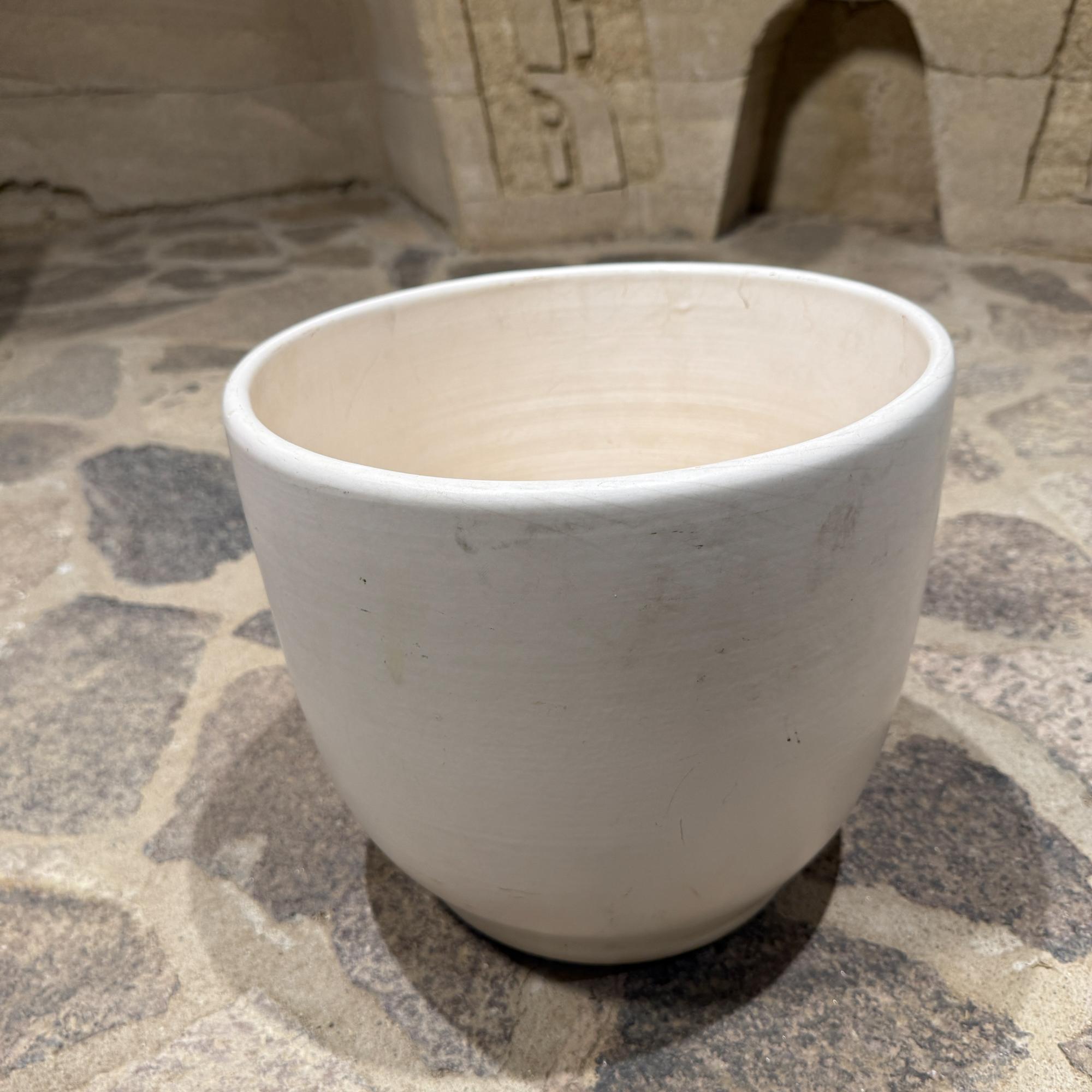 Gainey Weißes Pflanzgefäß Mid Century Modern Satinierte Eiform (Glasiert) im Angebot