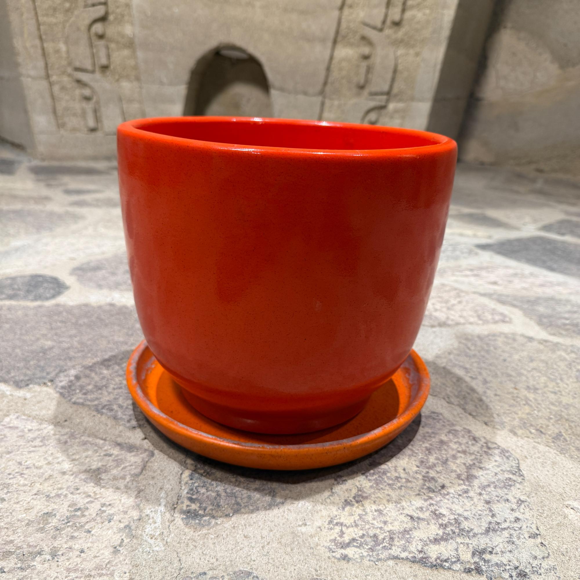 Pour votre considération, un pot à oeufs en céramique rouge du milieu du siècle par GAINEY. Ce type de jardinière est un choix populaire pour le jardinage intérieur et extérieur en raison de son design et de sa durabilité. 
Le pot présente un design