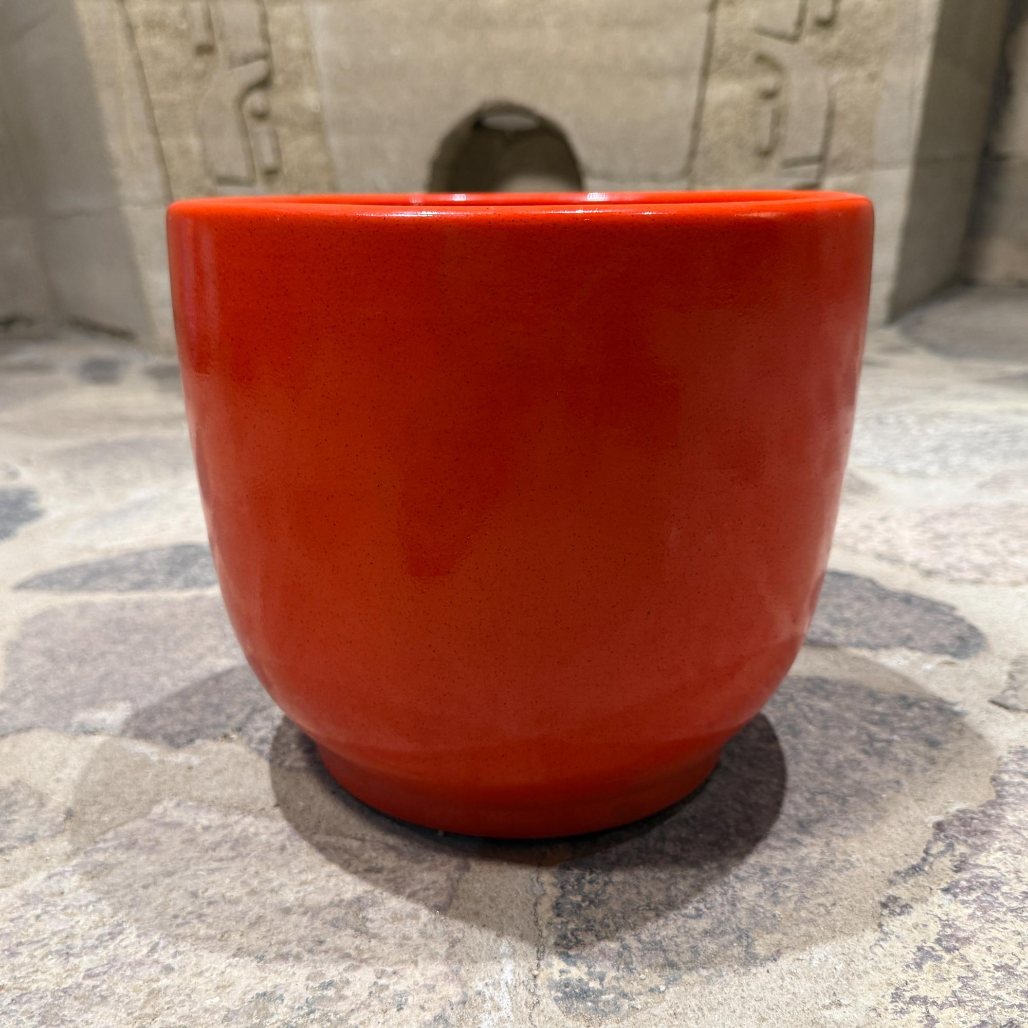 Mid-Century Modern Gainey White Planter Mid Century Modern Satin Finish Egg Shape RED en vente