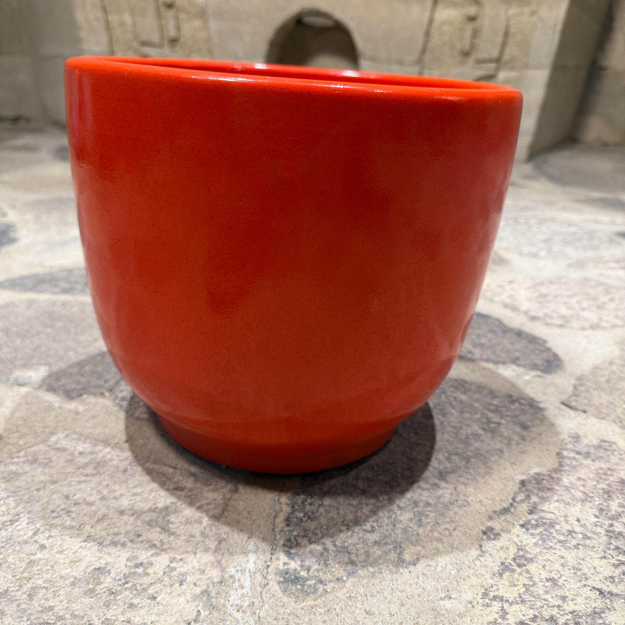 Américain Gainey White Planter Mid Century Modern Satin Finish Egg Shape RED en vente