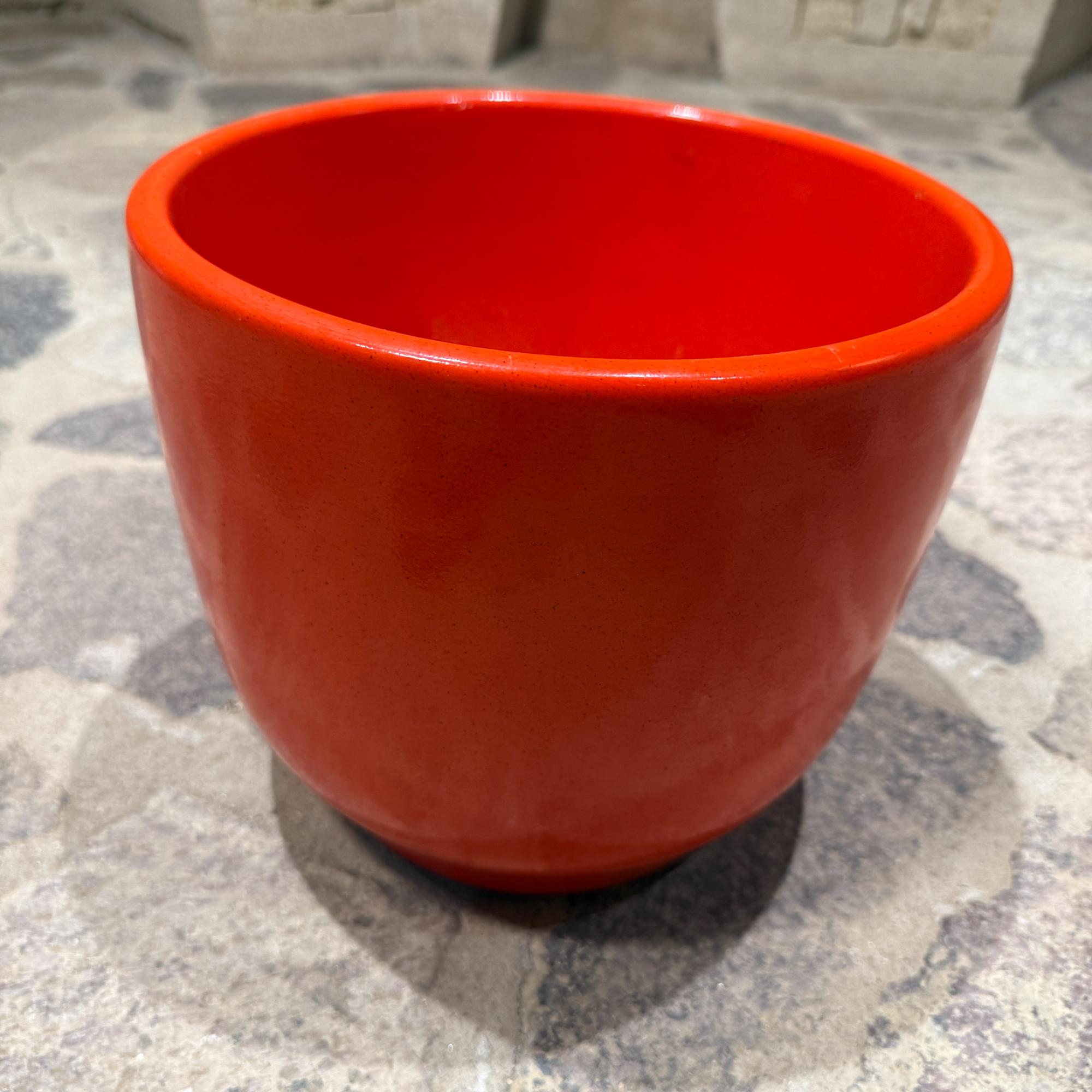 Gainey White Planter Mid Century Modern Satin Finish Egg Shape RED État moyen - En vente à Chula Vista, CA