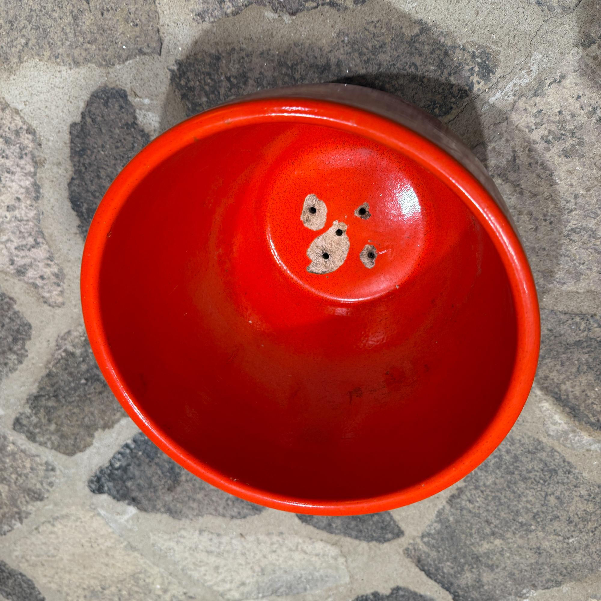 Milieu du XXe siècle Gainey White Planter Mid Century Modern Satin Finish Egg Shape RED en vente