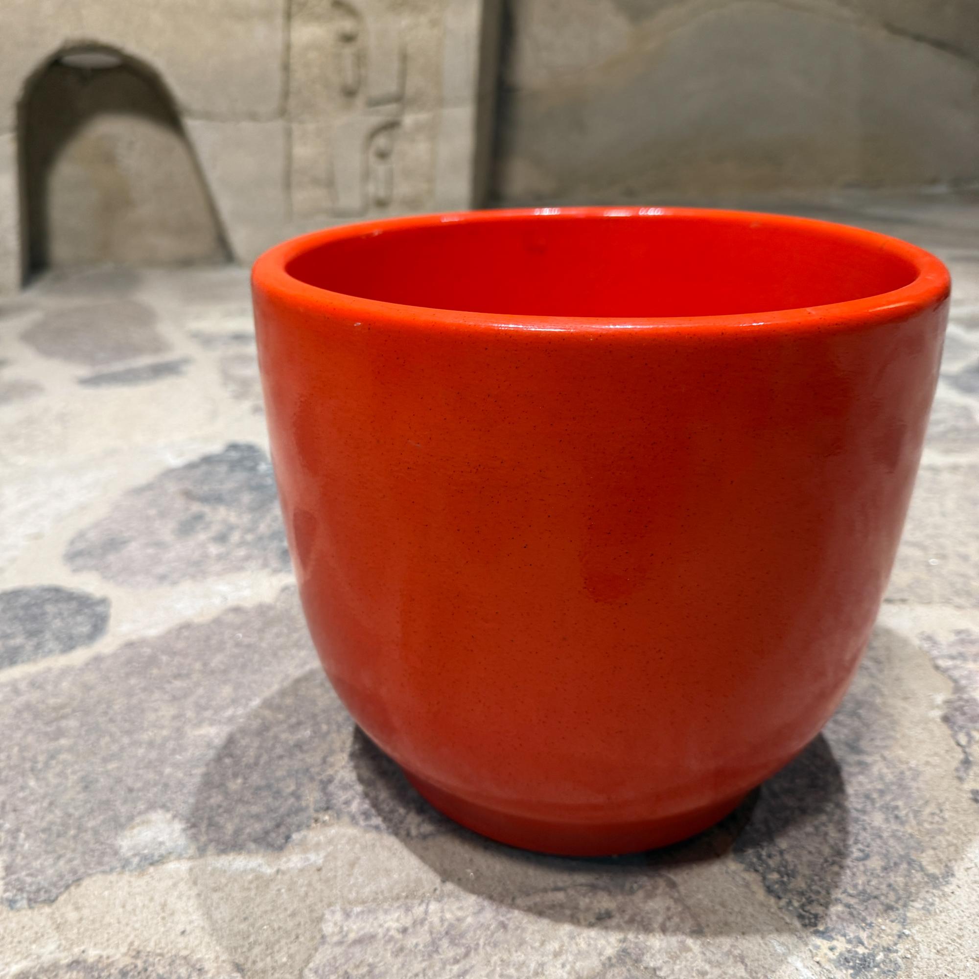 Poteries Gainey White Planter Mid Century Modern Satin Finish Egg Shape RED en vente