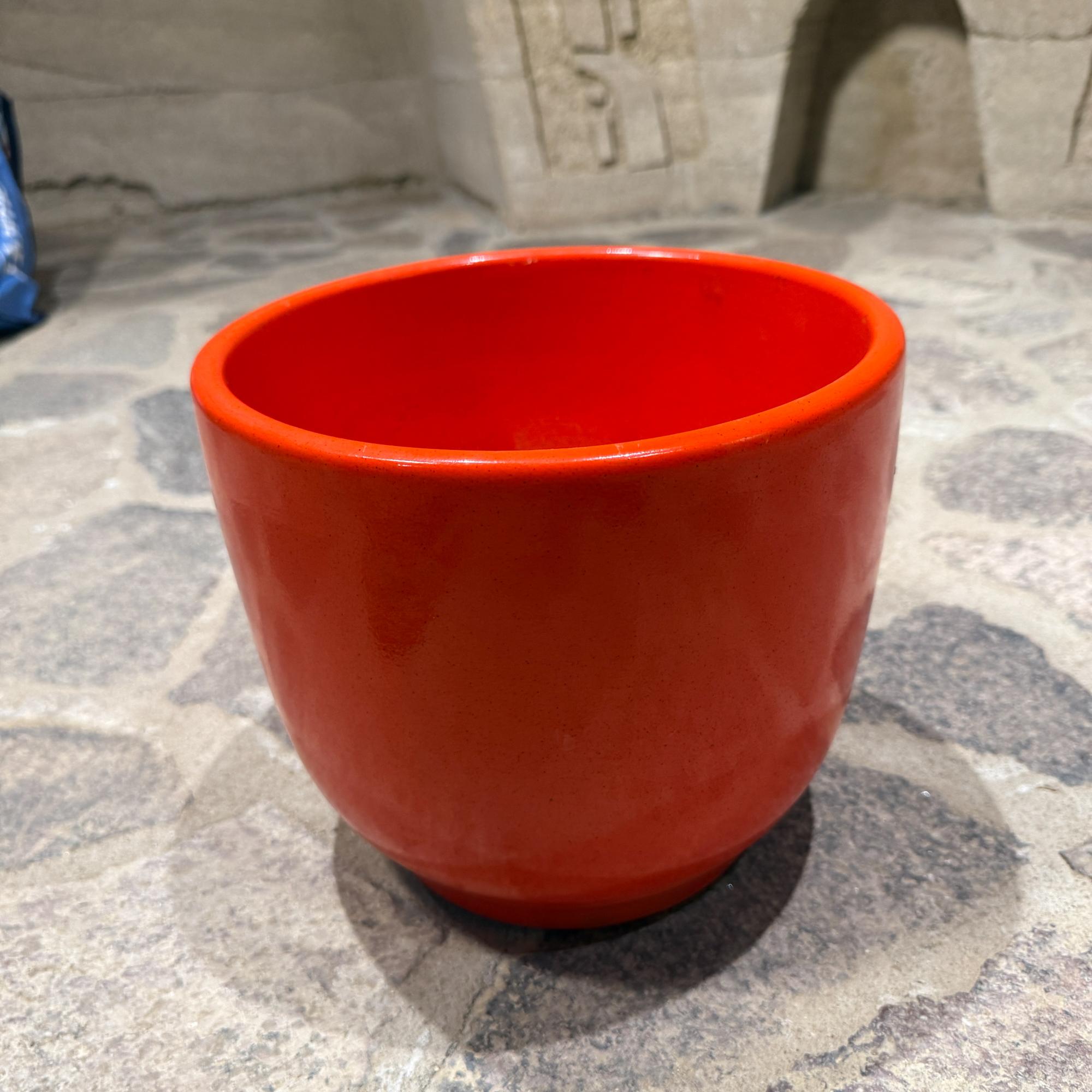Gainey White Planter Mid Century Modern Satin Finish Egg Shape RED en vente 1