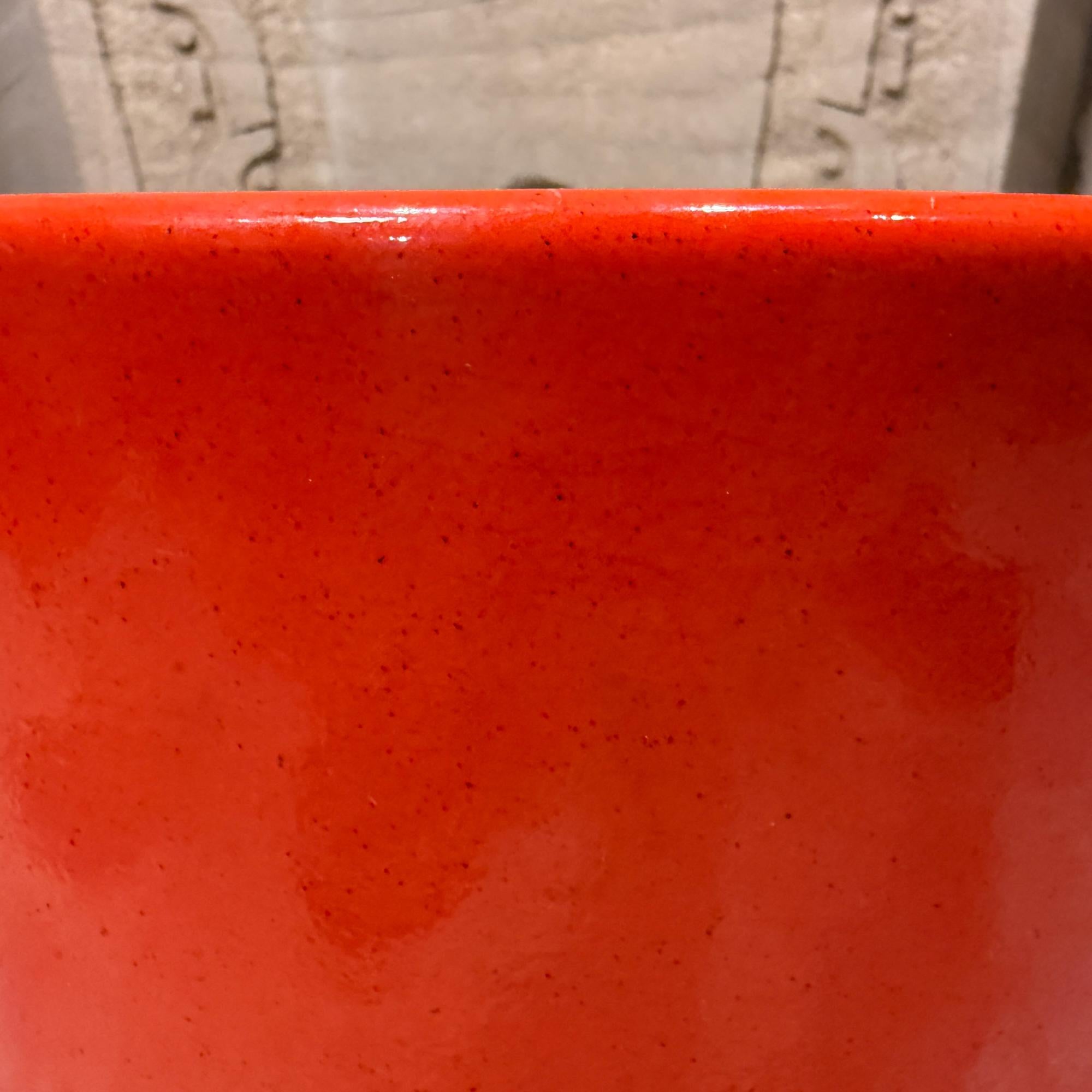 Gainey White Planter Mid Century Modern Satin Finish Egg Shape RED en vente 2