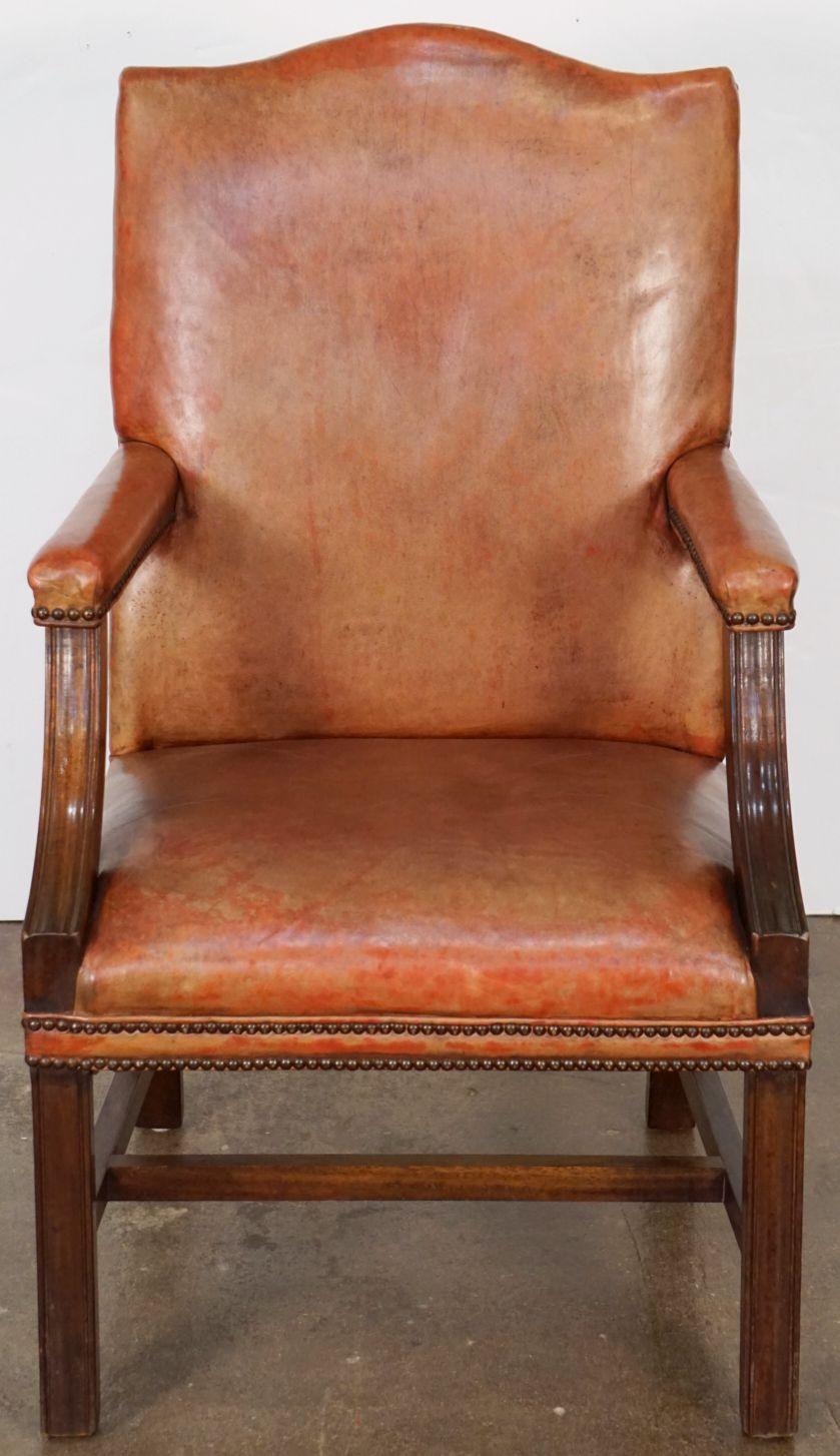 20ième siècle Fauteuil Gainsborough en cuir et acajou d'Angleterre en vente