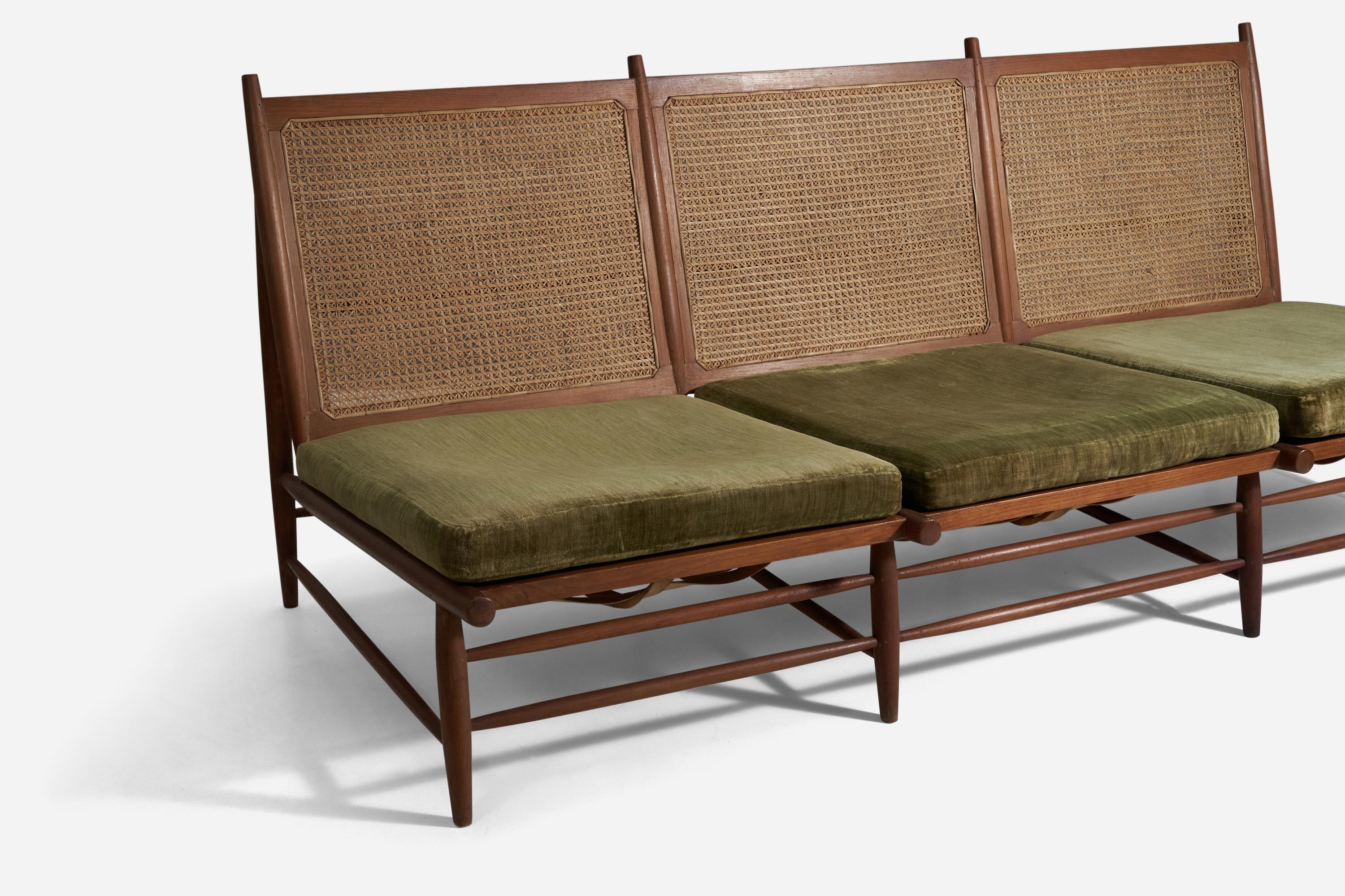 Mid-Century Modern Canapé Gajanan Upadhyay, rotin, teck, velours, NID, Inde, vers 1964 en vente