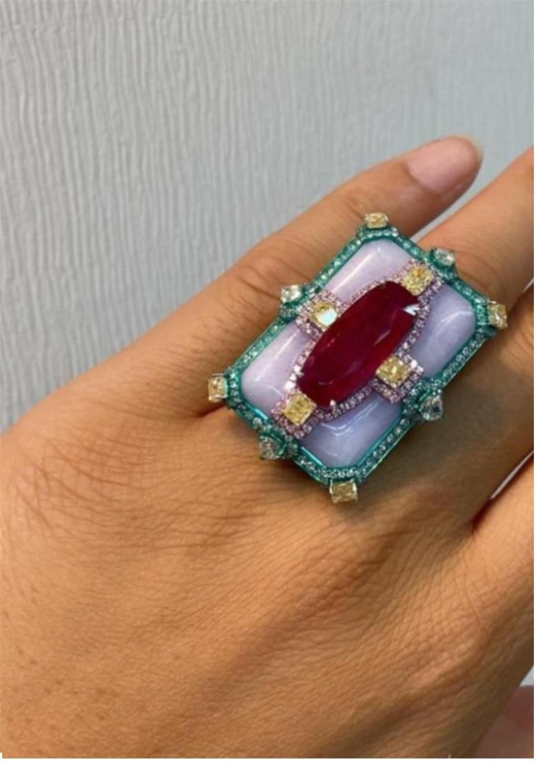 GAL 150K Raro Anillo de Jade Lavanda de Platino y Oro de 18KT que brilla 37CT Rubí Natural Corte mixto en venta