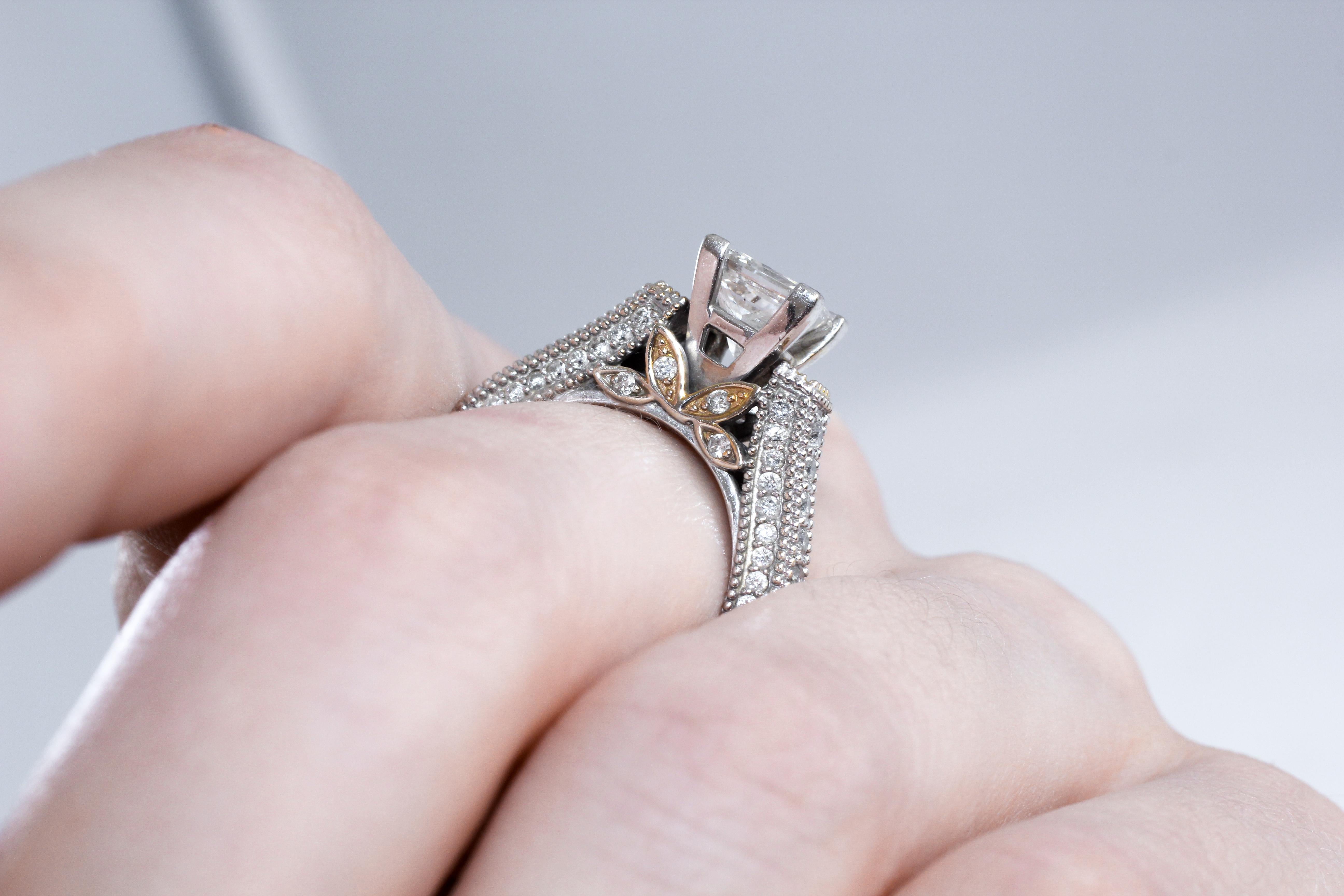 GAL Certified 1.7 Ct Square Diamond White 18K Gold Bridal Engagement Ring en vente 8