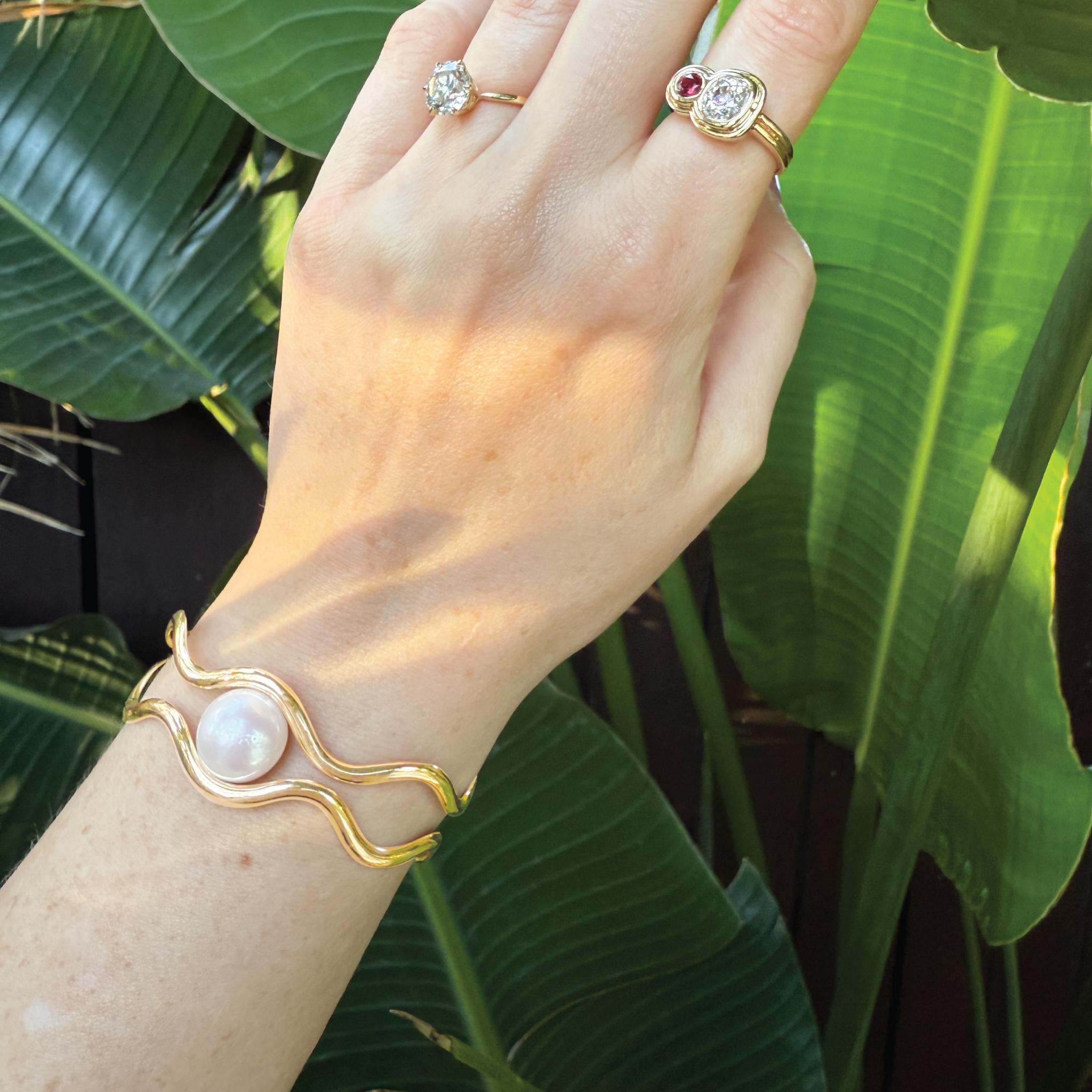 Moderno Bracciale Gala in oro 14k con smerlo e perle in vendita