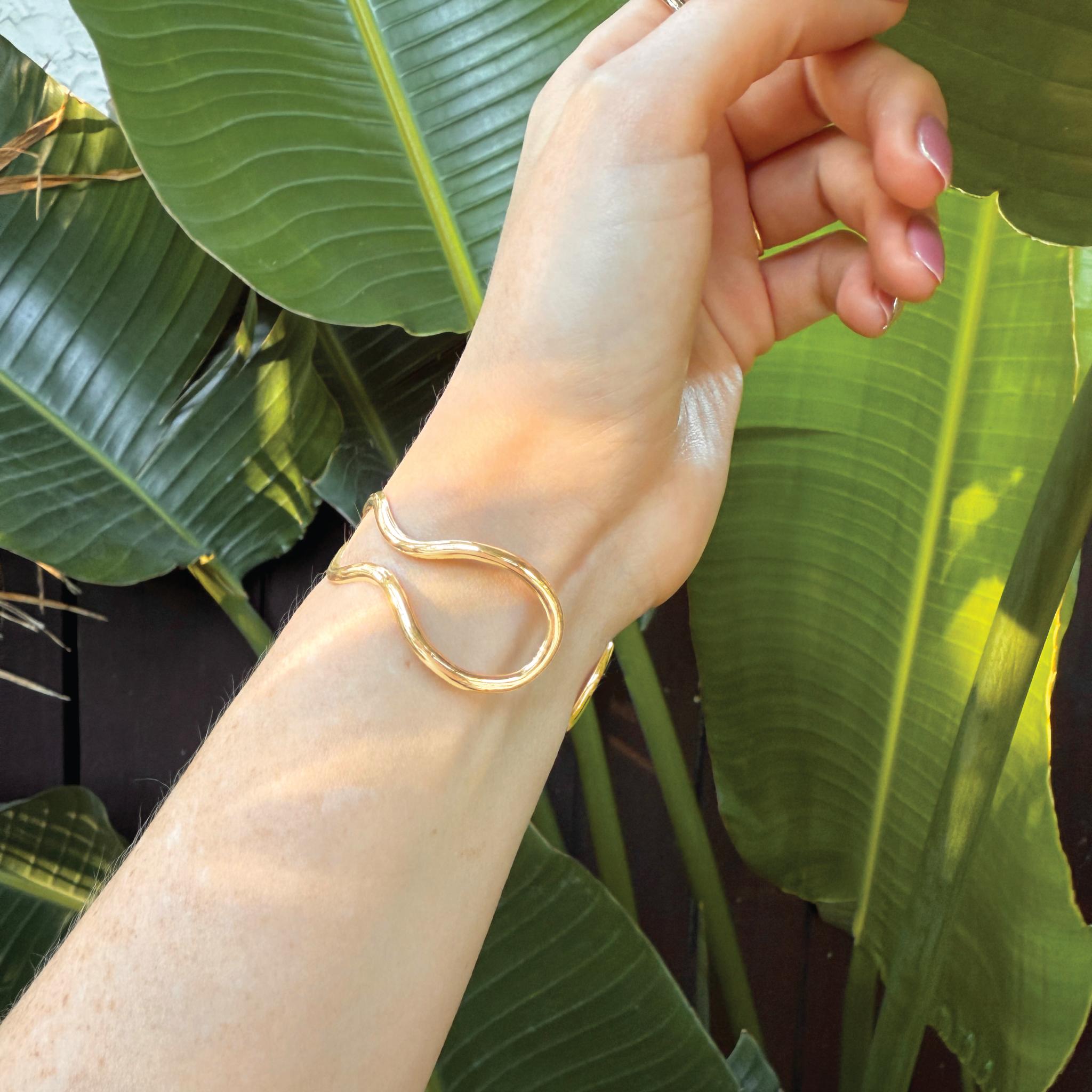 Bracciale Gala in oro 14k con smerlo e perle In condizioni Nuovo in vendita a Miami, FL