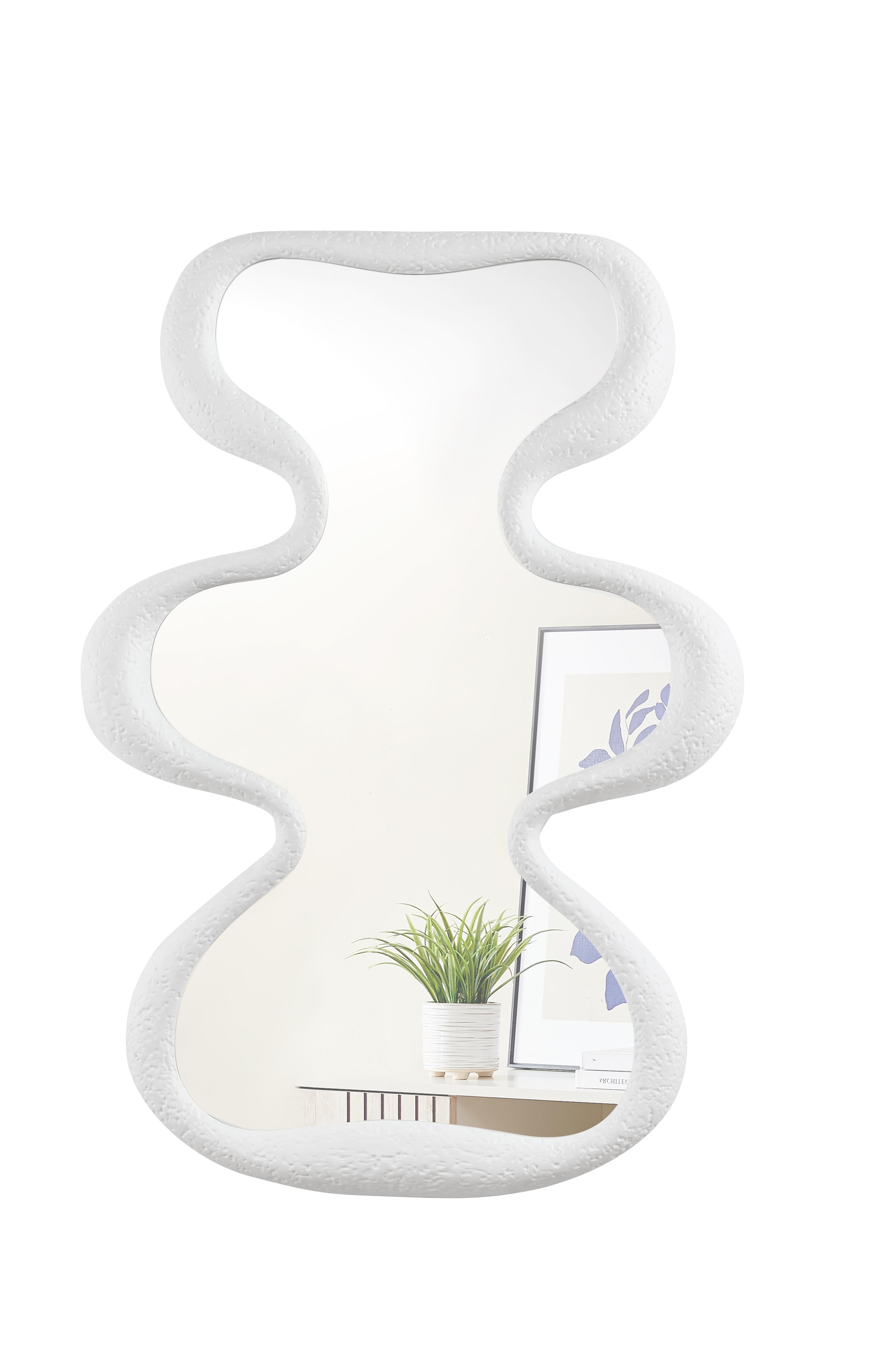 Fait main Miroir GALA, cadre incurvé texturé en plâtre français fini à la main en blanc Blanco en vente