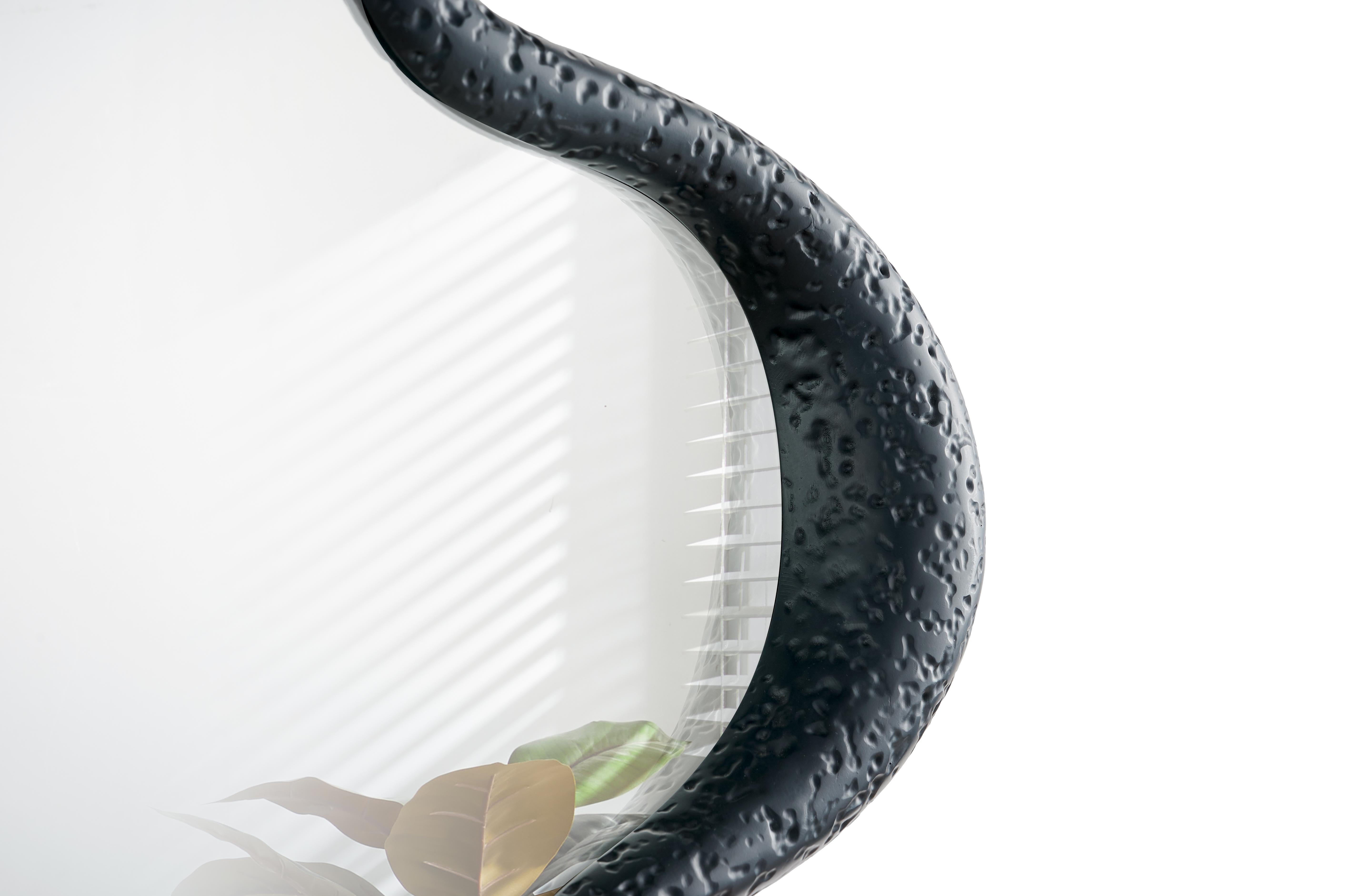 Una cornice organica e sinuosa di ispirazione daliana in gesso francese rifinito a mano. Disponibile in Blanco White o Nero Black. Realizzato su ordinazione, sono disponibili misure personalizzate.

I modelli della collezione sono realizzati