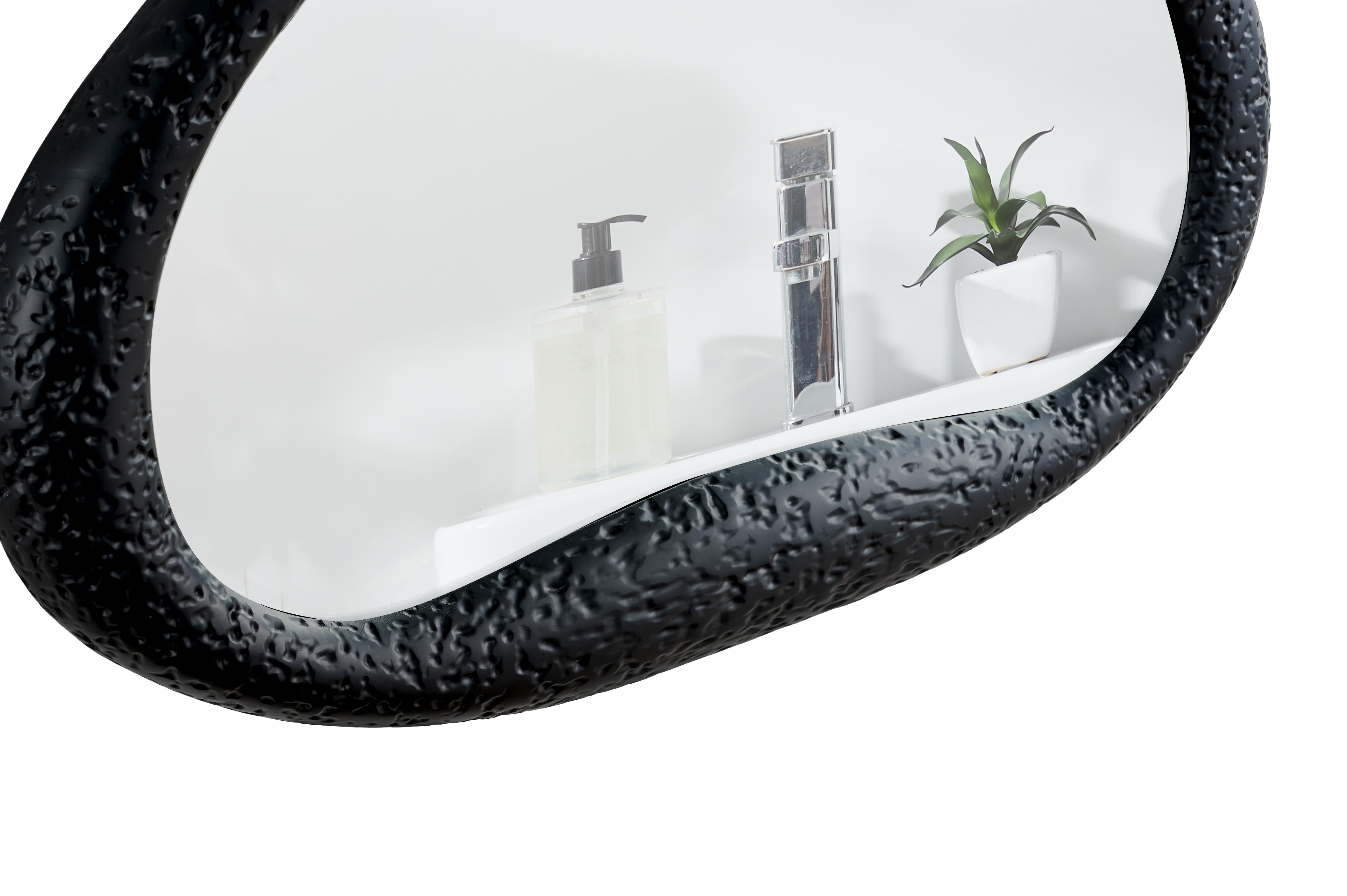 XXI secolo e contemporaneo Specchio GALA - Cornice curva in gesso francese rifinita a mano in Nero. in vendita