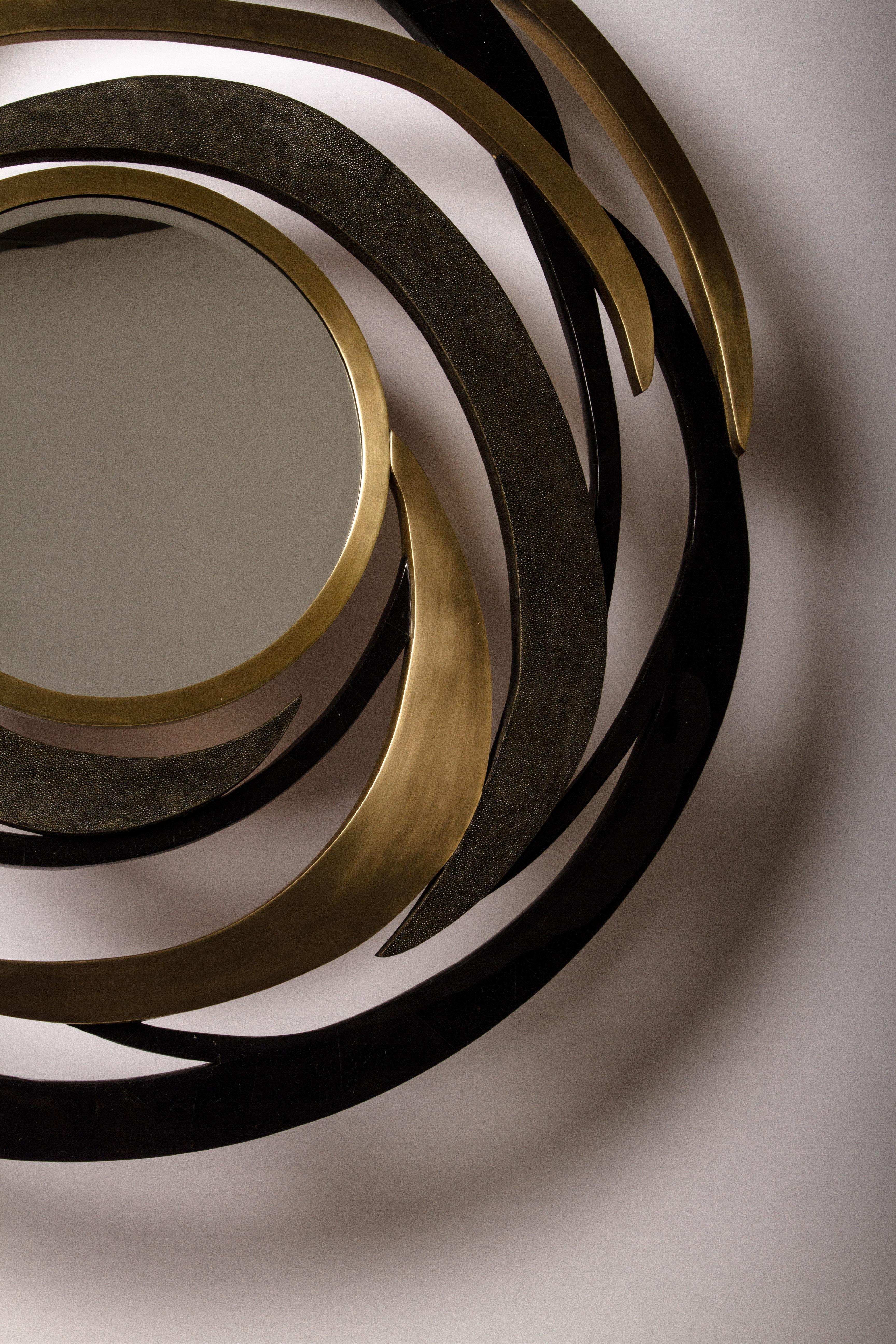 Art Déco Specchio Galactic in zigrino nero carbone, conchiglia nera e ottone di Kifu Paris in vendita