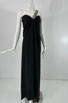 Galanos Años 70 Vestido de noche de crepé negro con tirantes y escote profundo