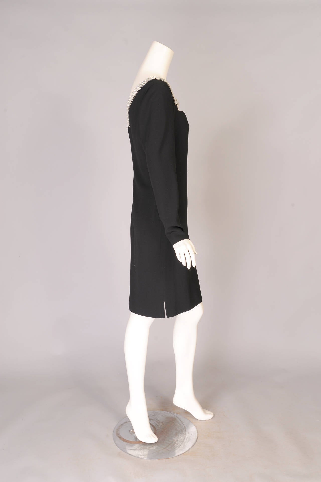Noir Galanos - Robe de soirée en crêpe de soie noir avec encolure inhabituelle en diamants en vente